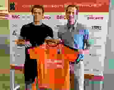 Michael Kusio (l.) trägt ab der Saison 2021/22 das Trikot der Kadetten Schaffhausen, vertreten durch Geschäftsführer David Graubner (r.). Michael Kusio (l.) trägt ab der Saison 2021/22 das Trikot der Kadetten Schaffhausen, vertreten durch Geschäftsführer David Graubner (r.).