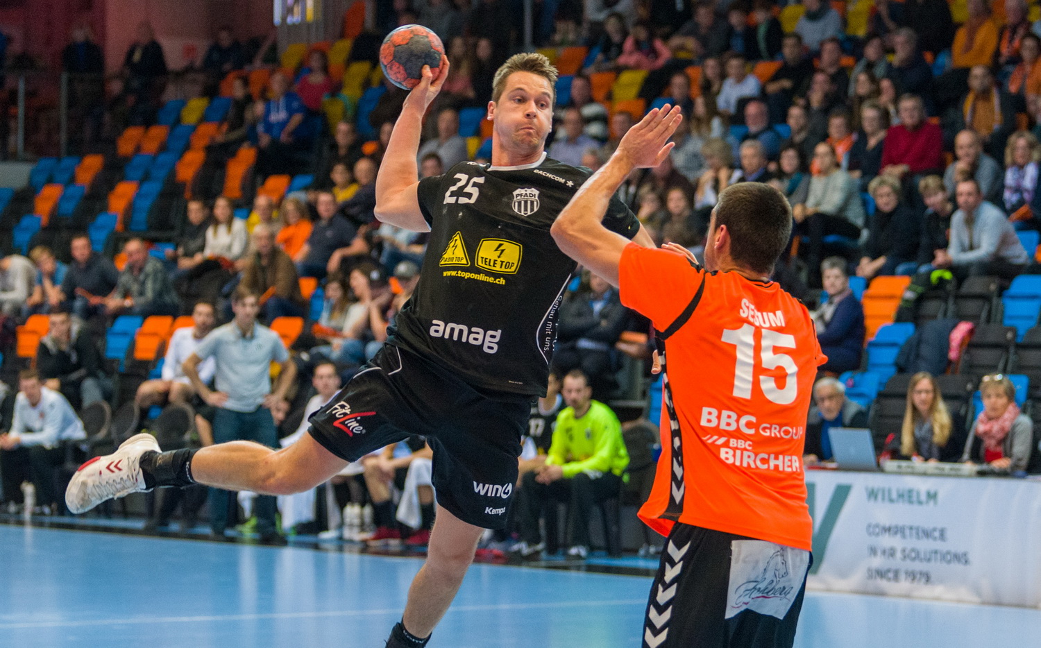 Peter Schramm (25) und Pfadi treffen auf die Kadetten um Zarko Sesum (15)