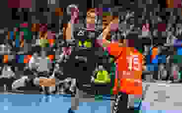 Peter Schramm (25) und Pfadi treffen auf die Kadetten um Zarko Sesum (15) Peter Schramm (25) und Pfadi treffen auf die Kadetten um Zarko Sesum (15)