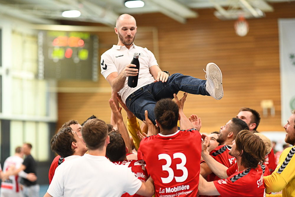 Basptiste Nicot Fêtés Par Les Joueurs Après La Victoire Contre Wädenswil Et La Promotion En QHL.