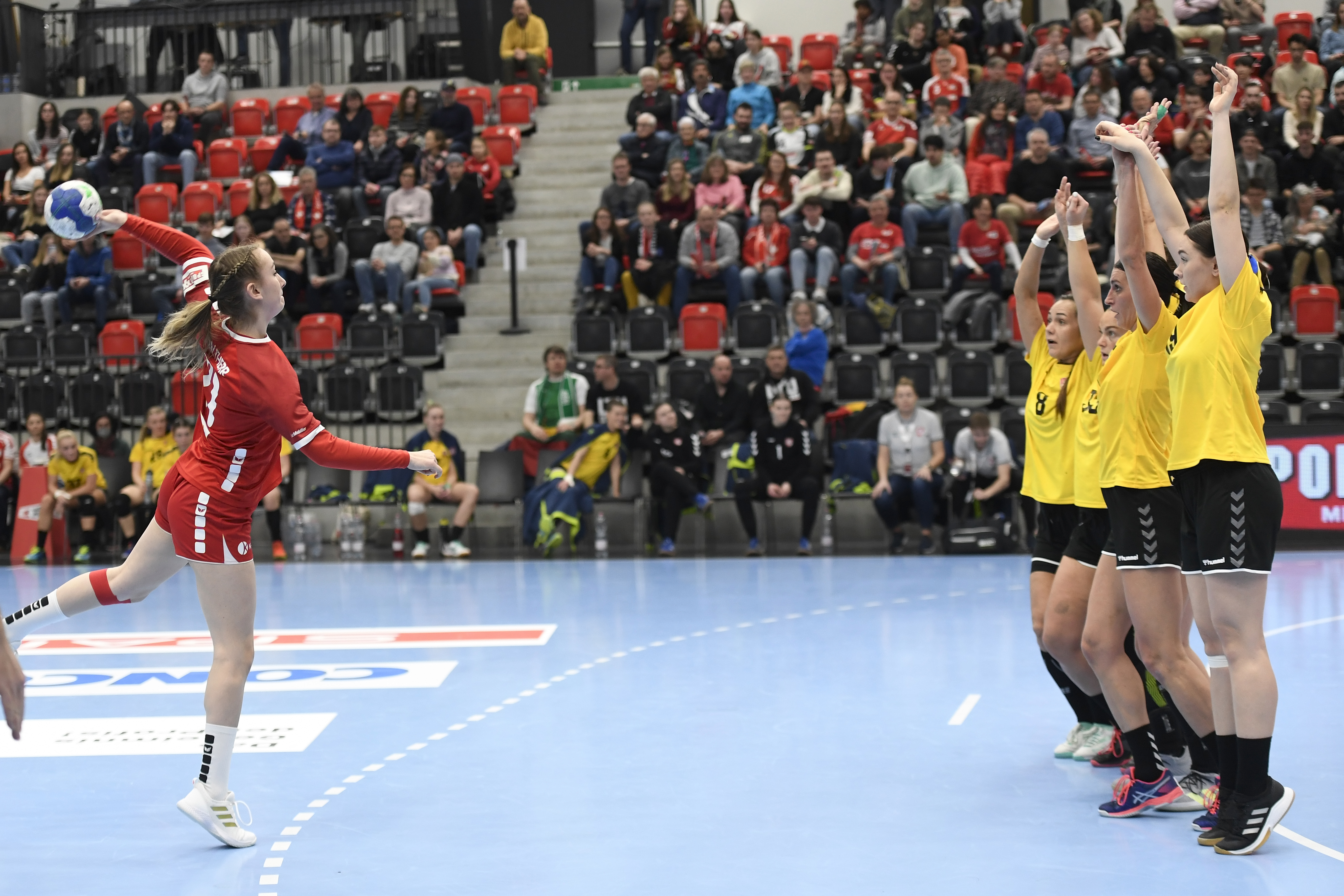 Malin Altherr versucht die litauische Mauer zu überwinden