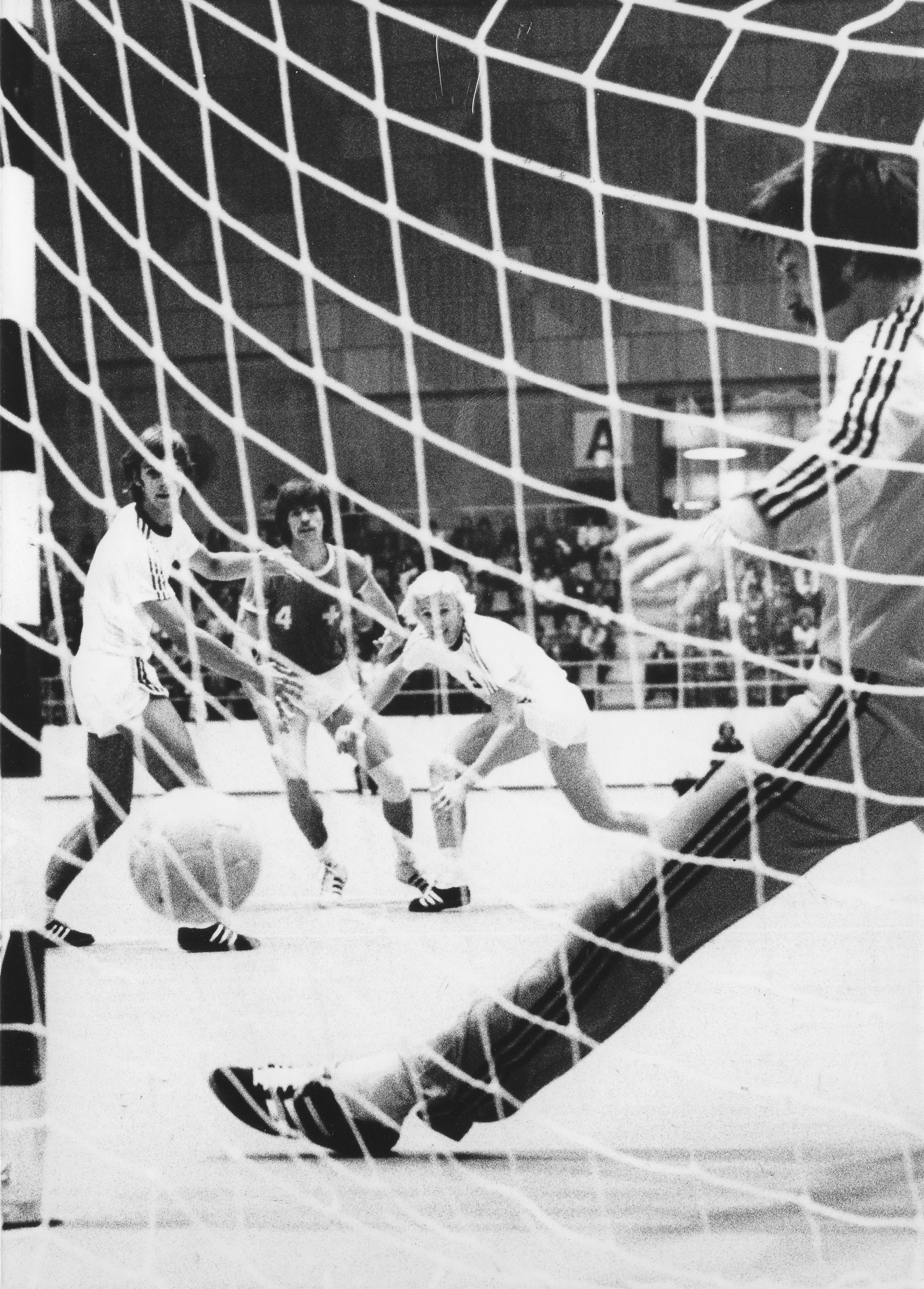 1975-09-26 SUI-BRD 12-19 Basel St. Jakob - Nacht.jpg