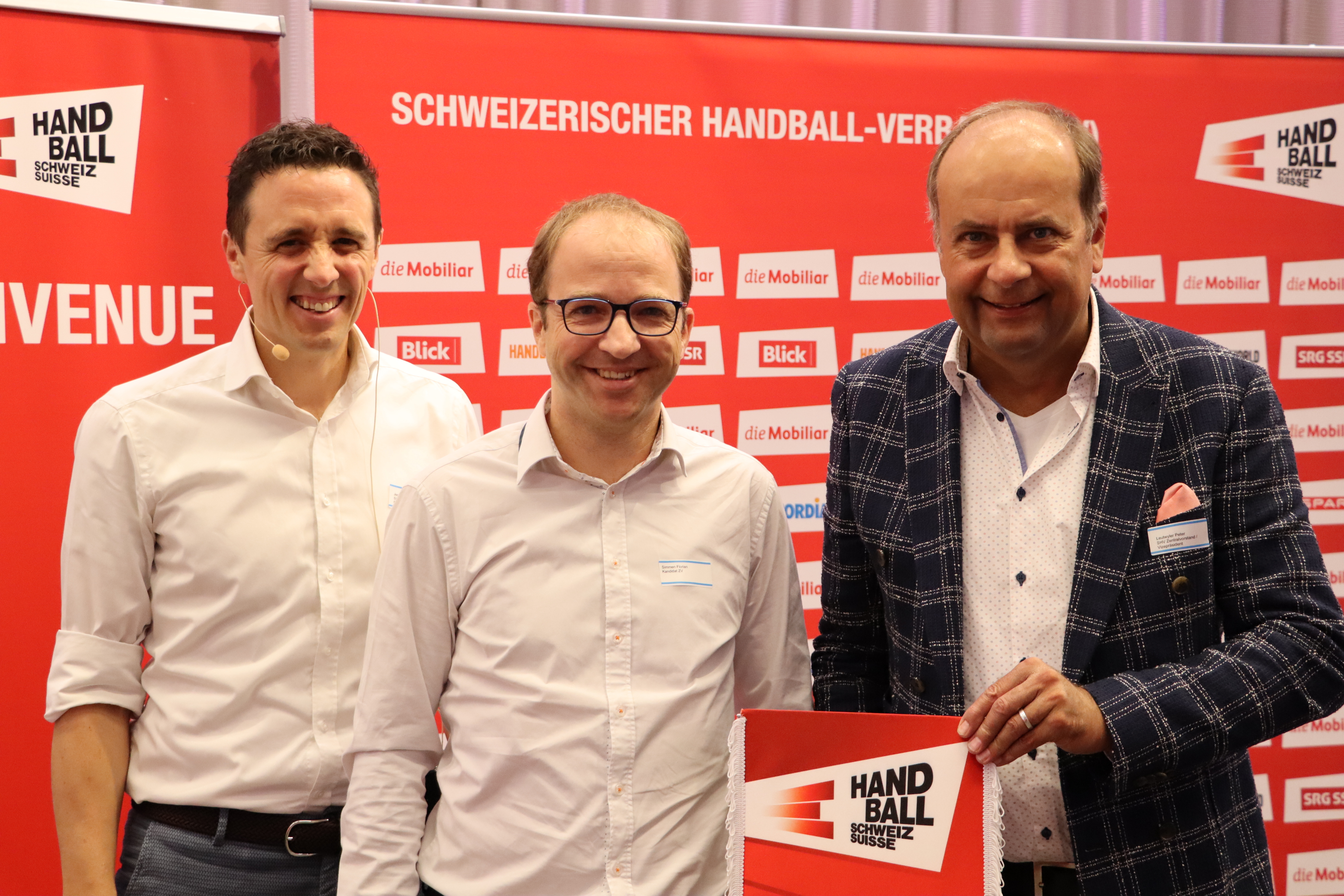 Florian Simmen (Mitte) posiert mit Pascal Jenny (links) und Peter Leutwyler (rechts)