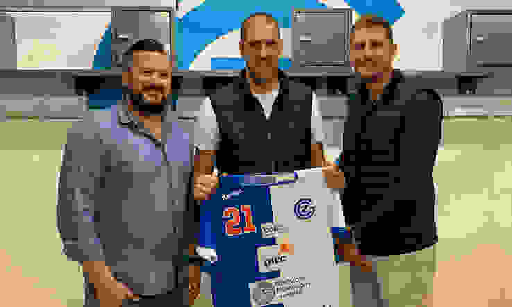 Philip Hohl (l.) und Thomas Heer (r.) begrüssen Marko Matić bei GC Amicitia Philip Hohl (l.) und Thomas Heer (r.) begrüssen Marko Matić bei GC Amicitia