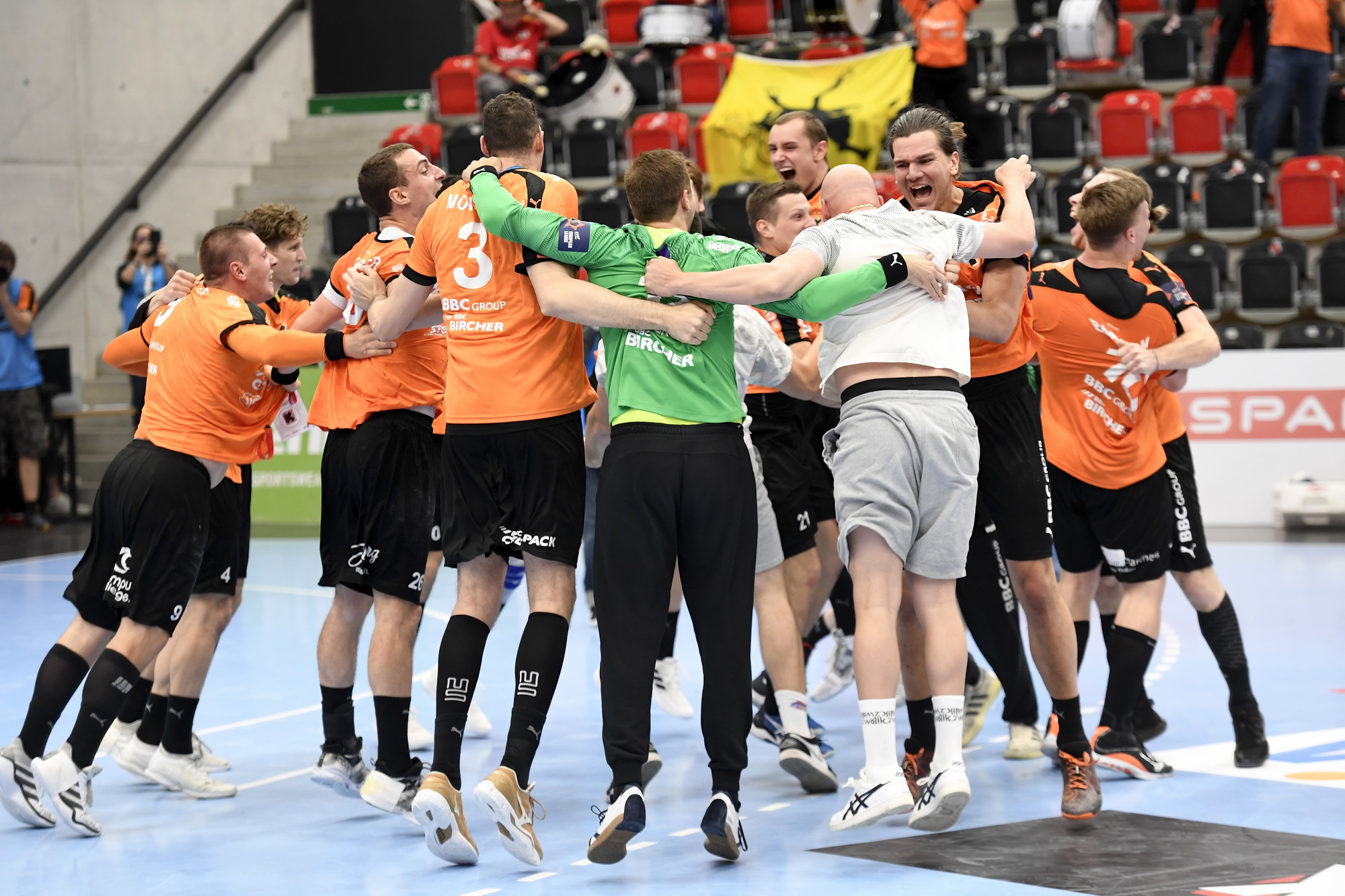 Jubelnde Kadetten In Der Mobiliar Arena