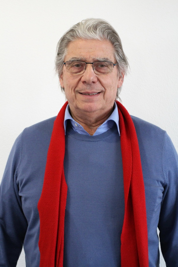 2022 02 18 Portrait Santini Roland 13 600X900