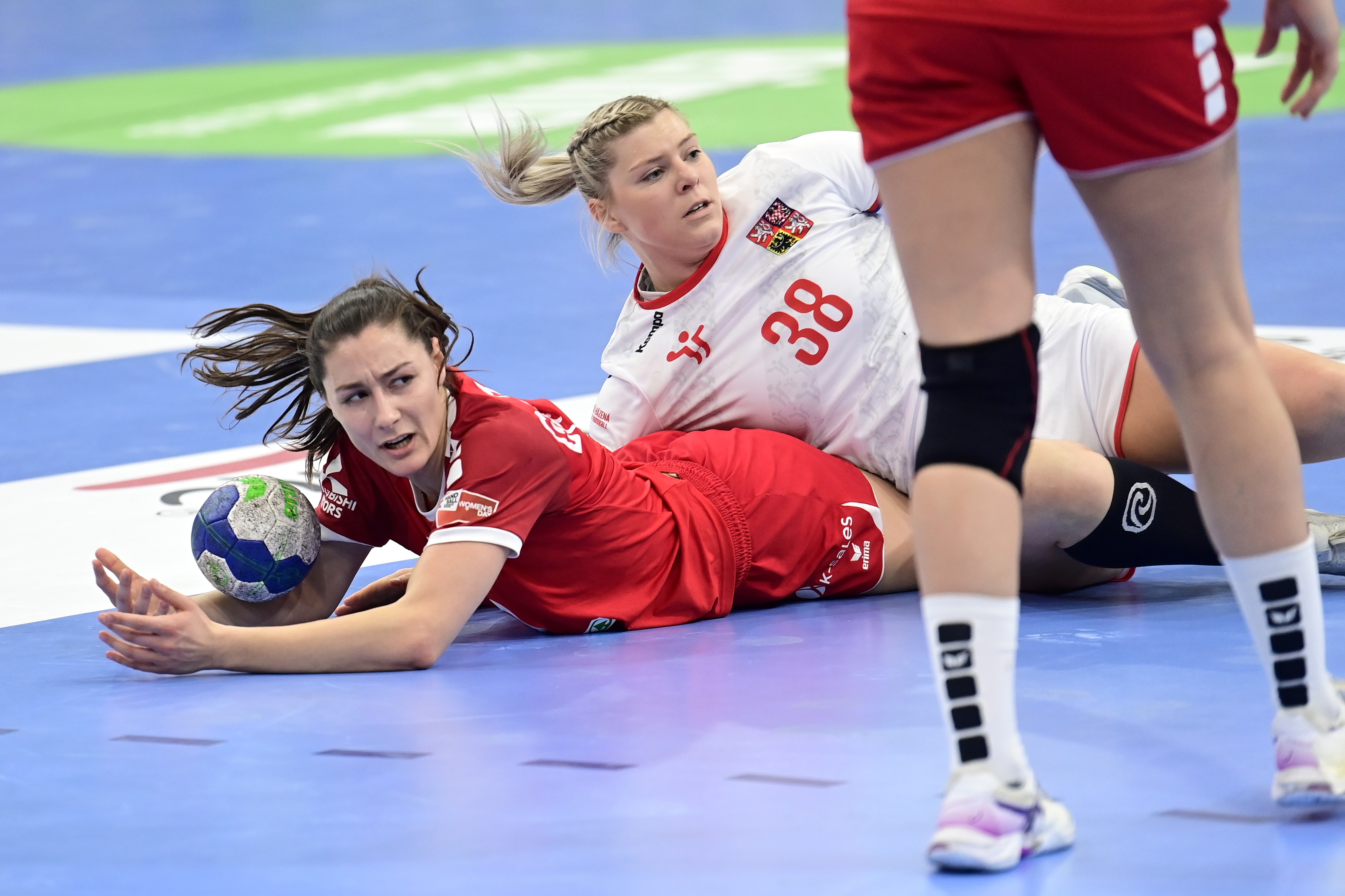 Daphne Gautschi am Boden, St. Jakobshalle Basel, WM-Playoff-Hinspiel gegen Tschechien (31:32). Alex Wagner