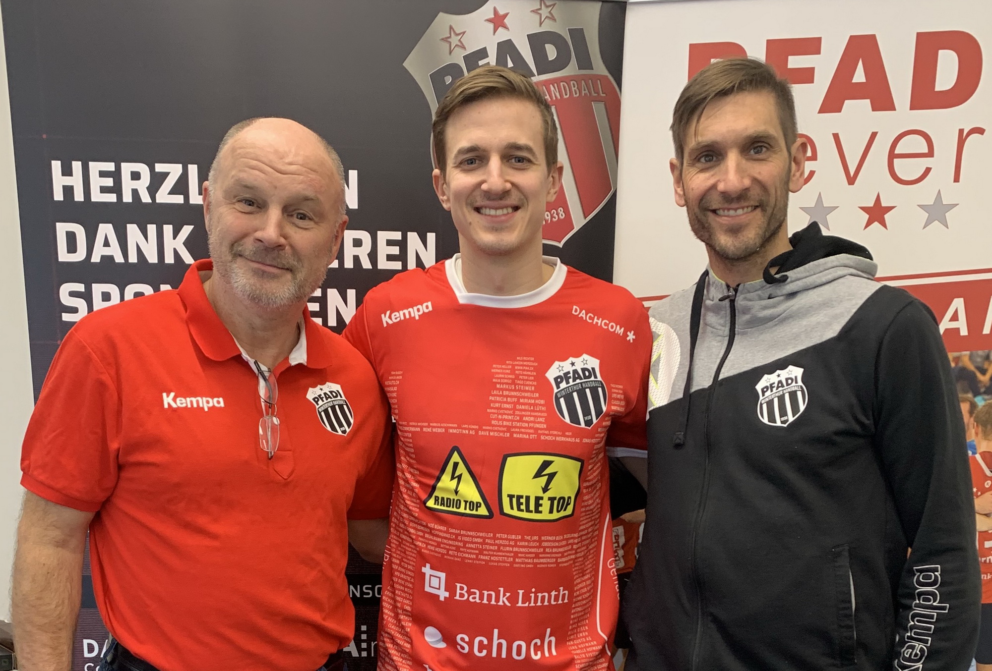 Roman Sidorowicz (Mitte) mit Präsident Jürg Hoffmann (l.) und Trainer Adrian Brüngger (r.)