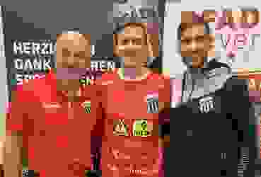 Roman Sidorowicz (Mitte) mit Präsident Jürg Hoffmann (l.) und Trainer Adrian Brüngger (r.) Roman Sidorowicz (Mitte) mit Präsident Jürg Hoffmann (l.) und Trainer Adrian Brüngger (r.)