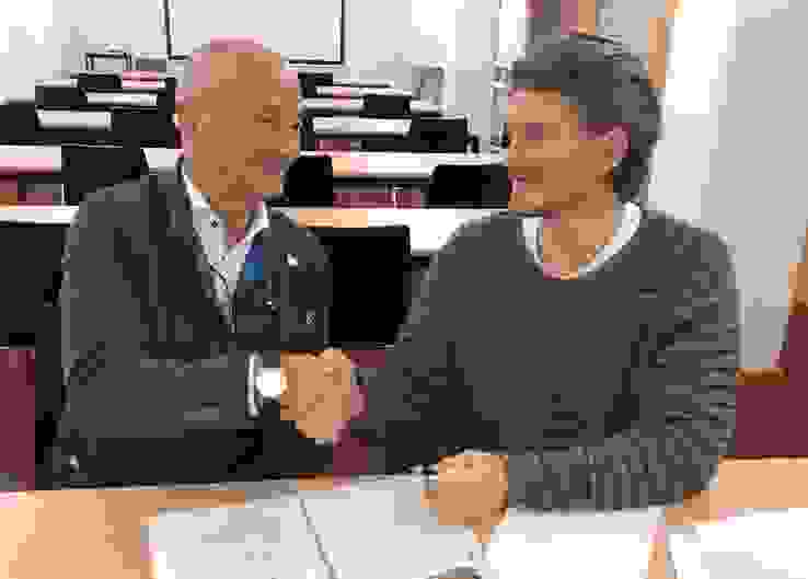 Nicolaj Andersson (r.) und Präsident Alexander Zehntner bei der Vertragsunterzeichnung Nicolaj Andersson (r.) und Präsident Alexander Zehntner bei der Vertragsunterzeichnung