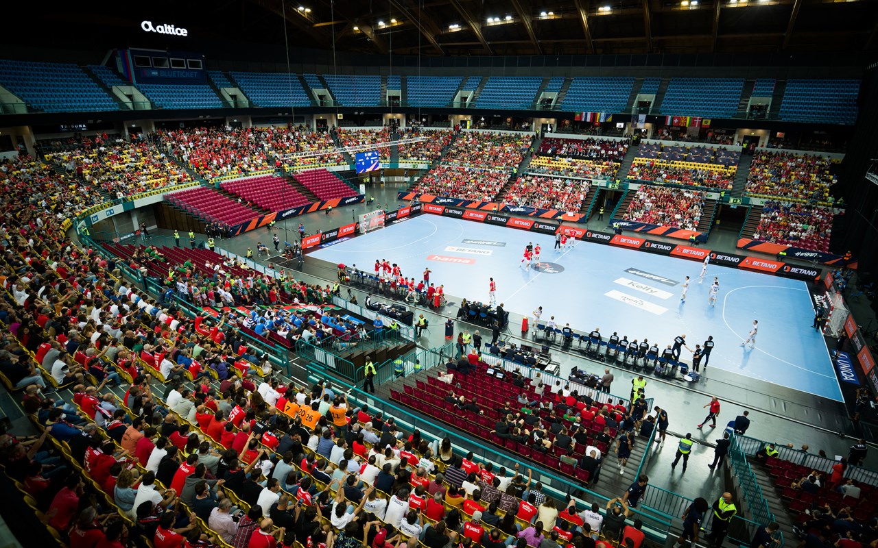 Vor dieser Kulisse leiteten Brunner/Salah das Finale der EHF European League
