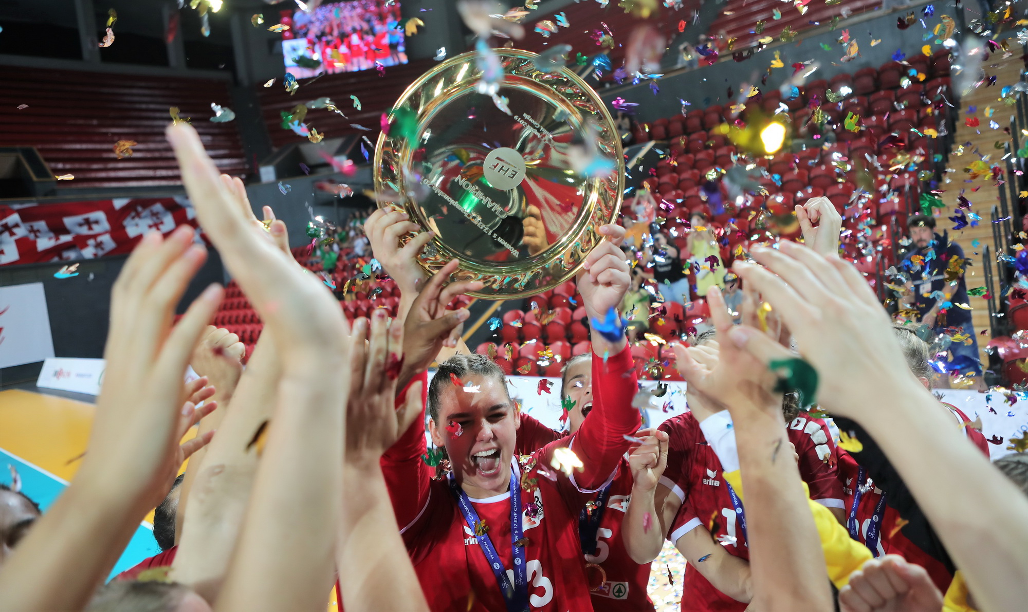 Celia Heinzer Mit Der Schale Der EHF Championship (EHF)