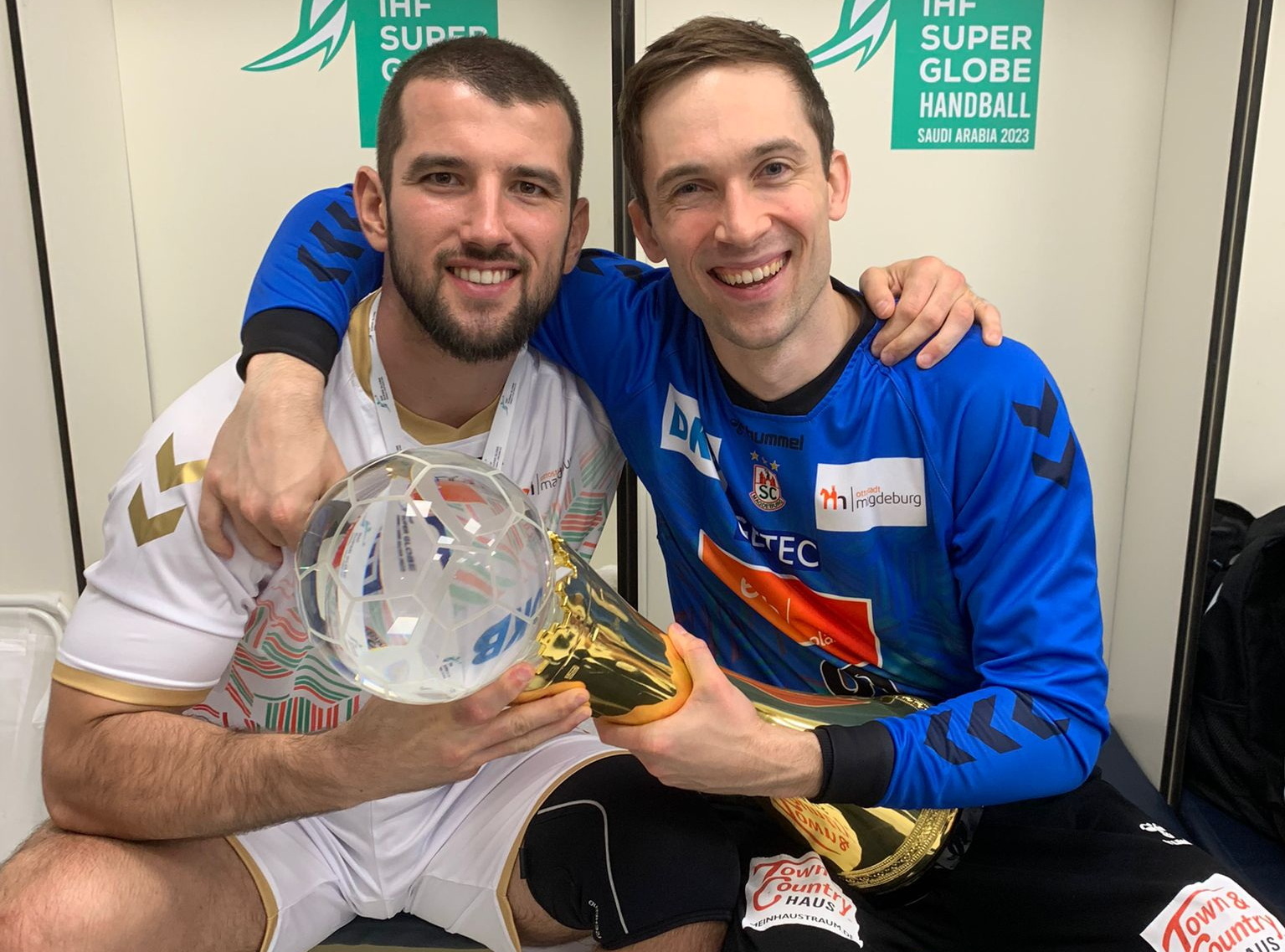 Portner und Meister mit der Super Globe Trophäe