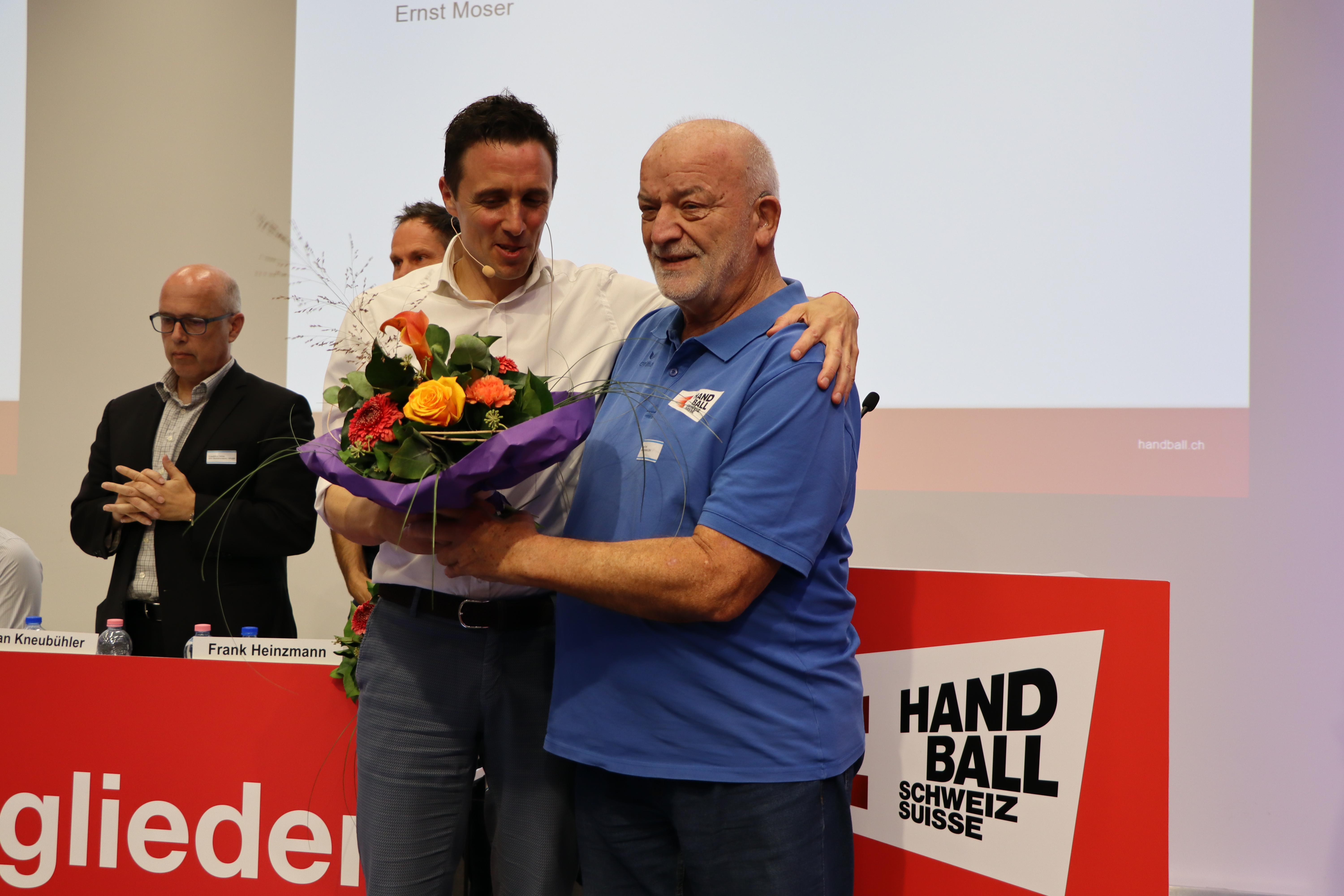 Pascal Jenny übergibt Ernst Moser Blumen