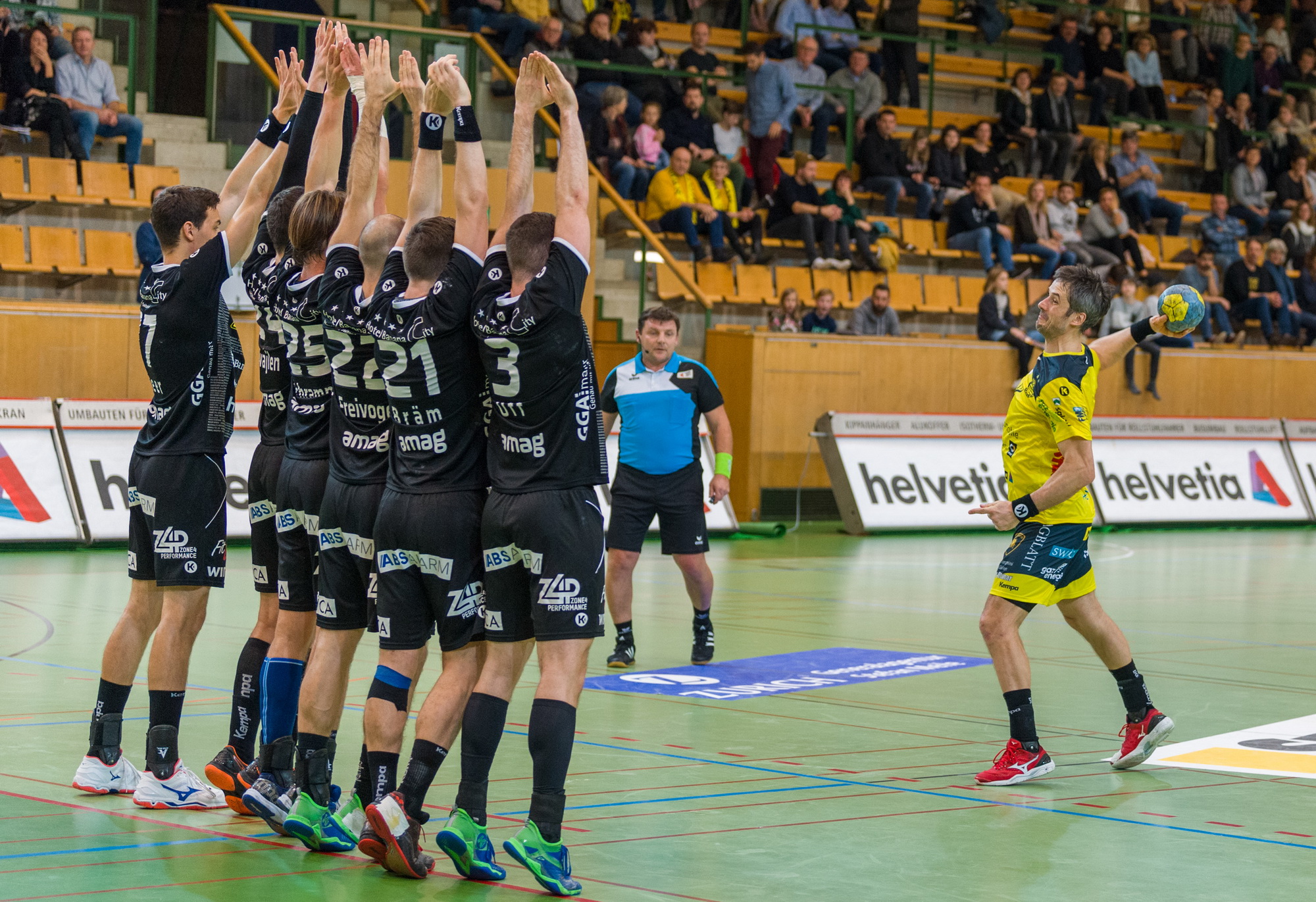 Bo Spellerberg (rechts) verwandelte im Verfolgerduell einen direkten Freiwurf (Martin Deuring)