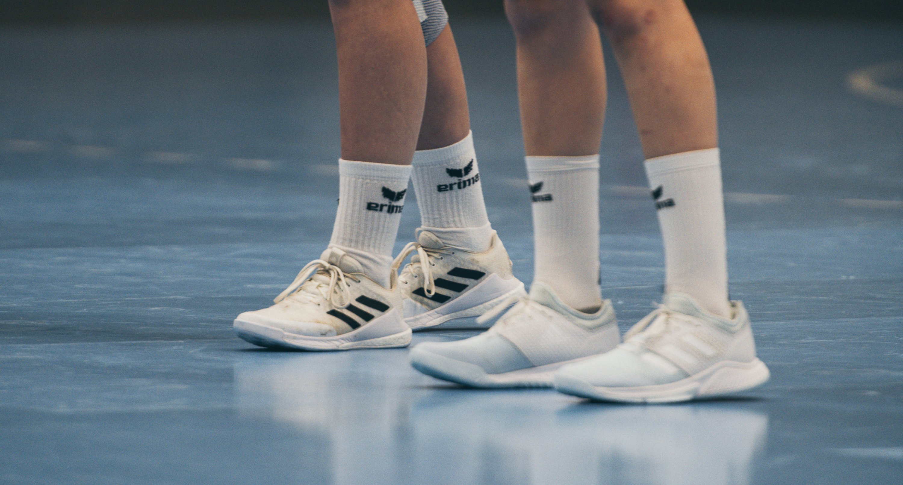 Symbolbild Schuhe auf dem Handballfeld. (Marco Ellenberger)