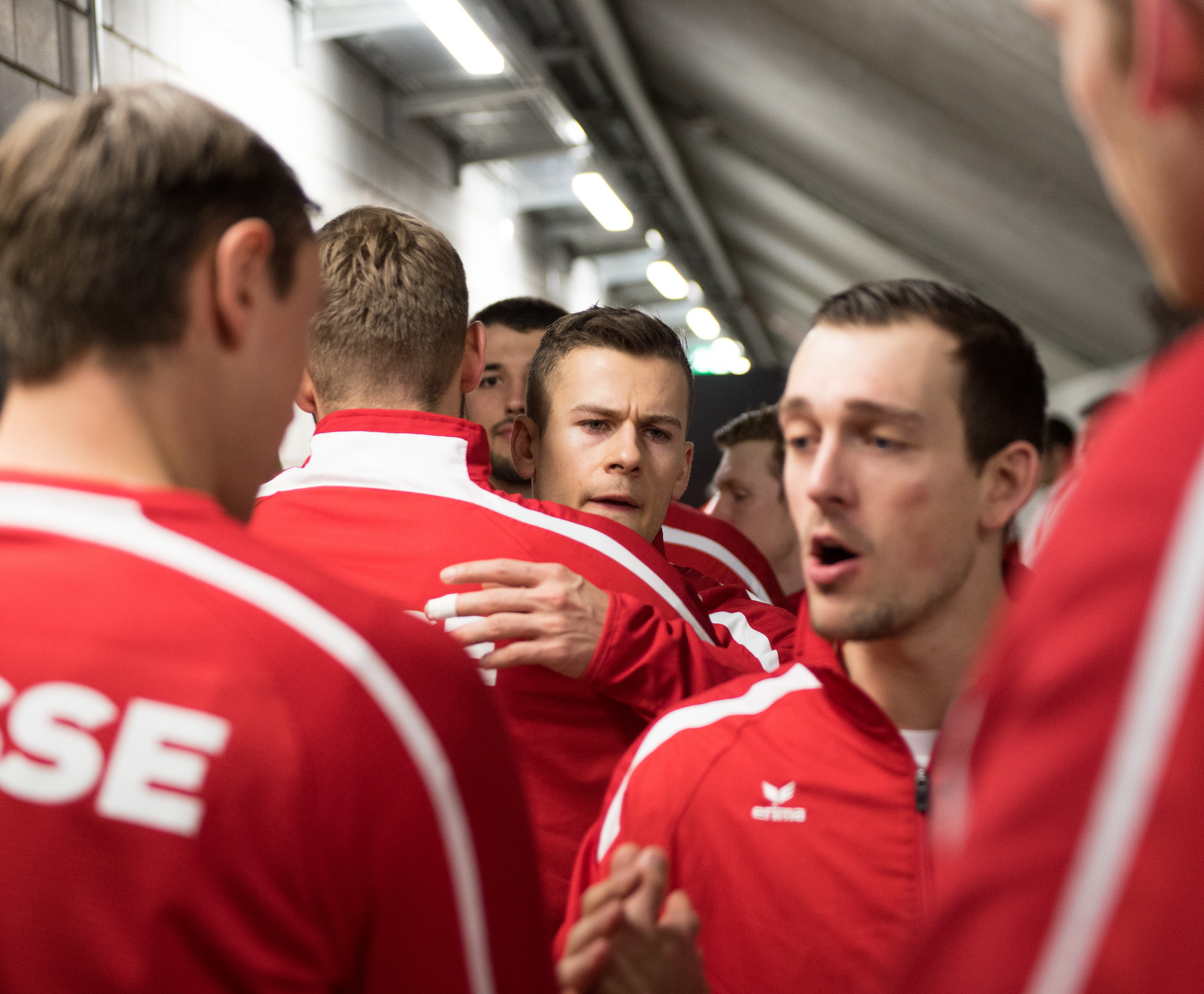 Die Nationalmannschaft am Yellow Cup vor dem Spiel im Kabinengang. (Simon Walser)