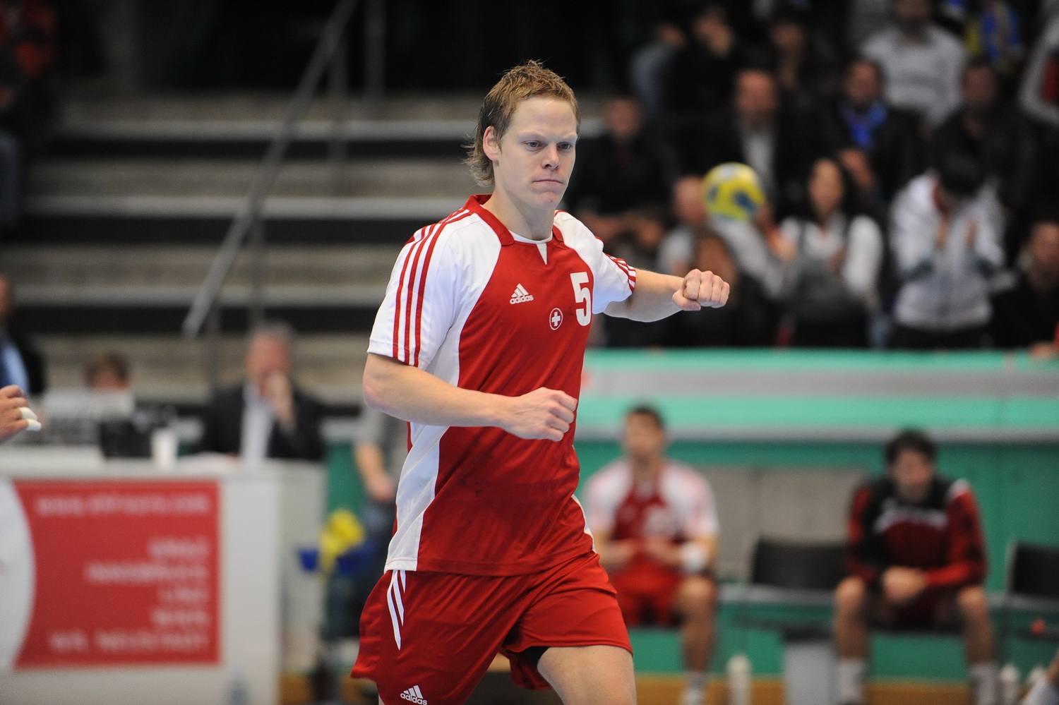 2008-11-26 SUI-SRB EM-Quali 32-32 050 Liniger.JPG