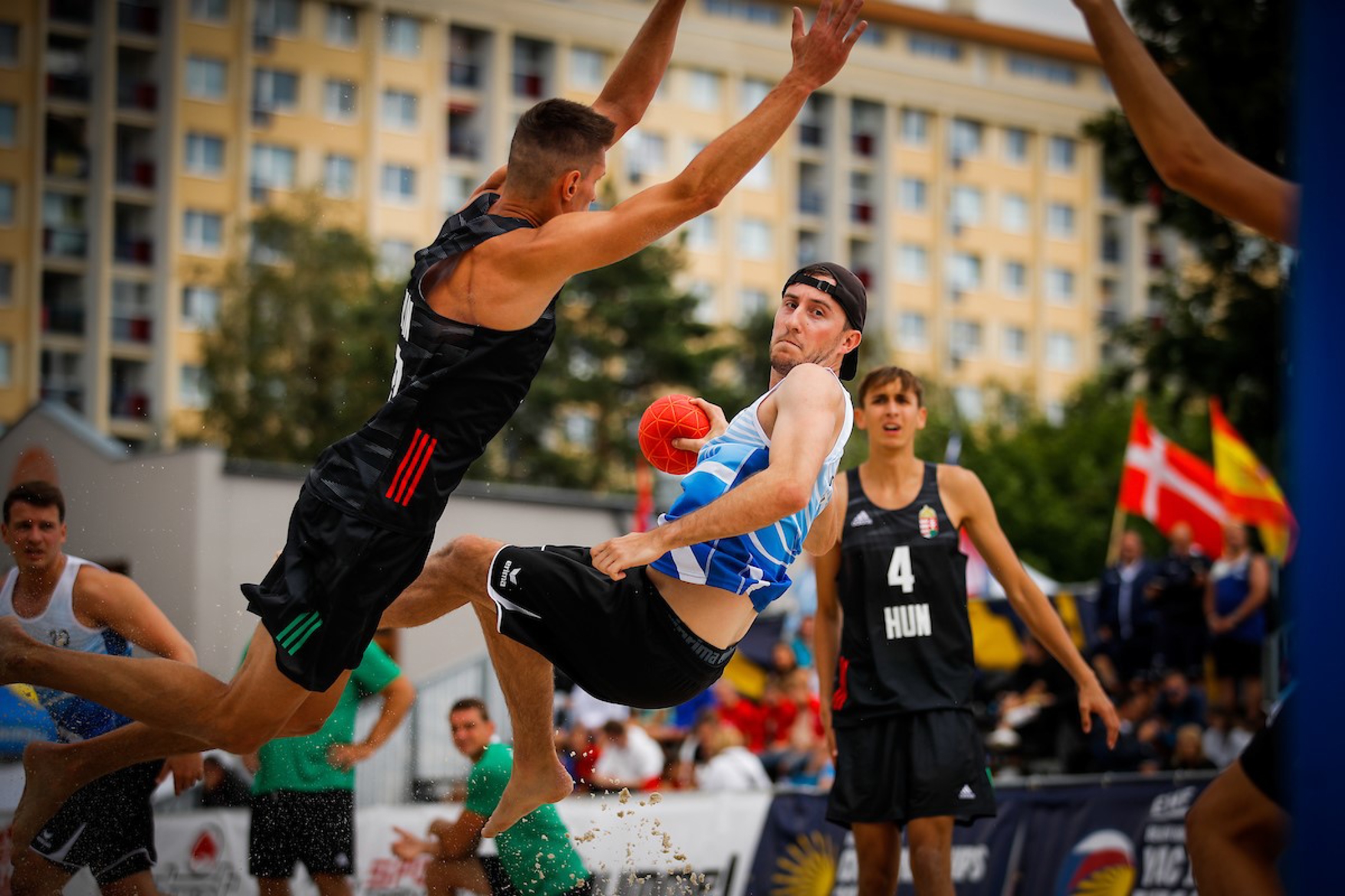 Dominik Wuest am Beachhandball Qualifikationsturnier in Prag, Juli 2022 (kolektiff images)