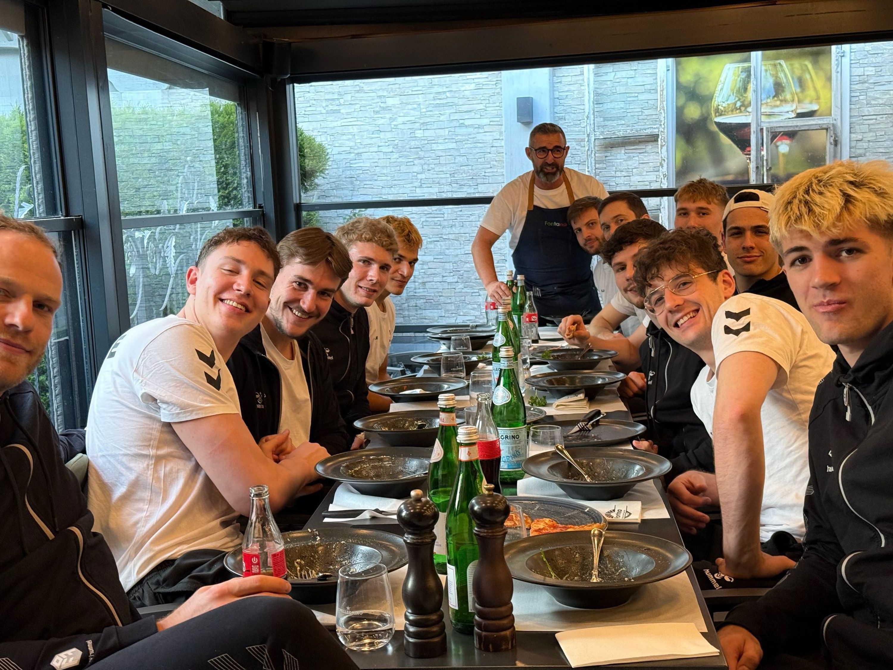 Reise-Strapazen als gutes Omen? Nati beim Pastaessen