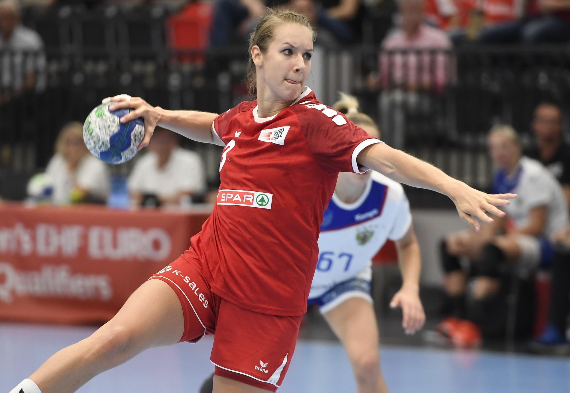 Kerstin Kündig beim Siebenmeter gegen Russland. (Alexander Wagner, 29.09.2019)