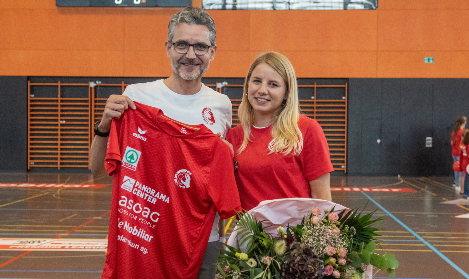 Desirée Knecht wird von Vorstandsmitglied Martin Schranz verabschiedet