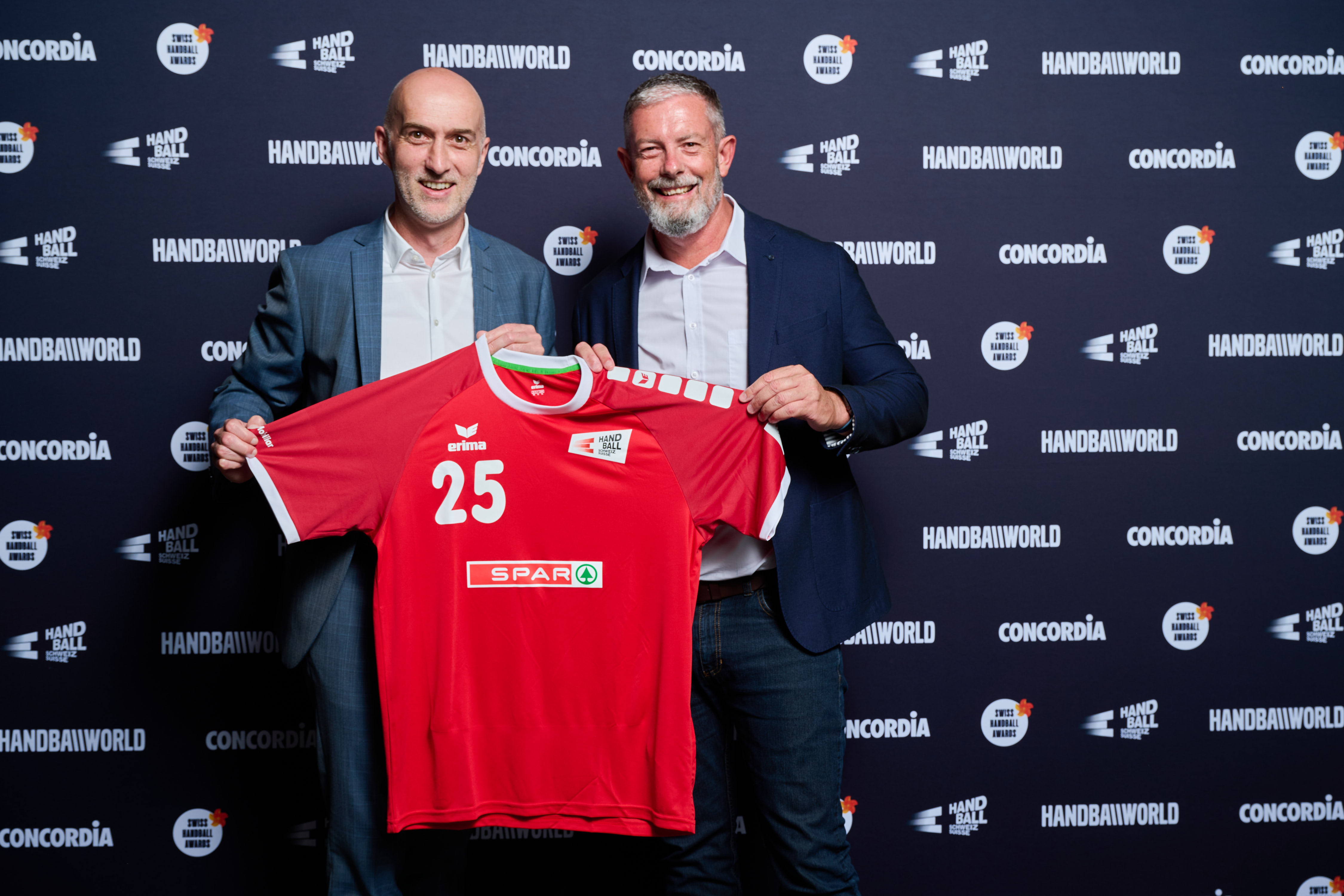 Jürgen Krucker und Gary Alberts freuen sich über die Vertragsverlängerung