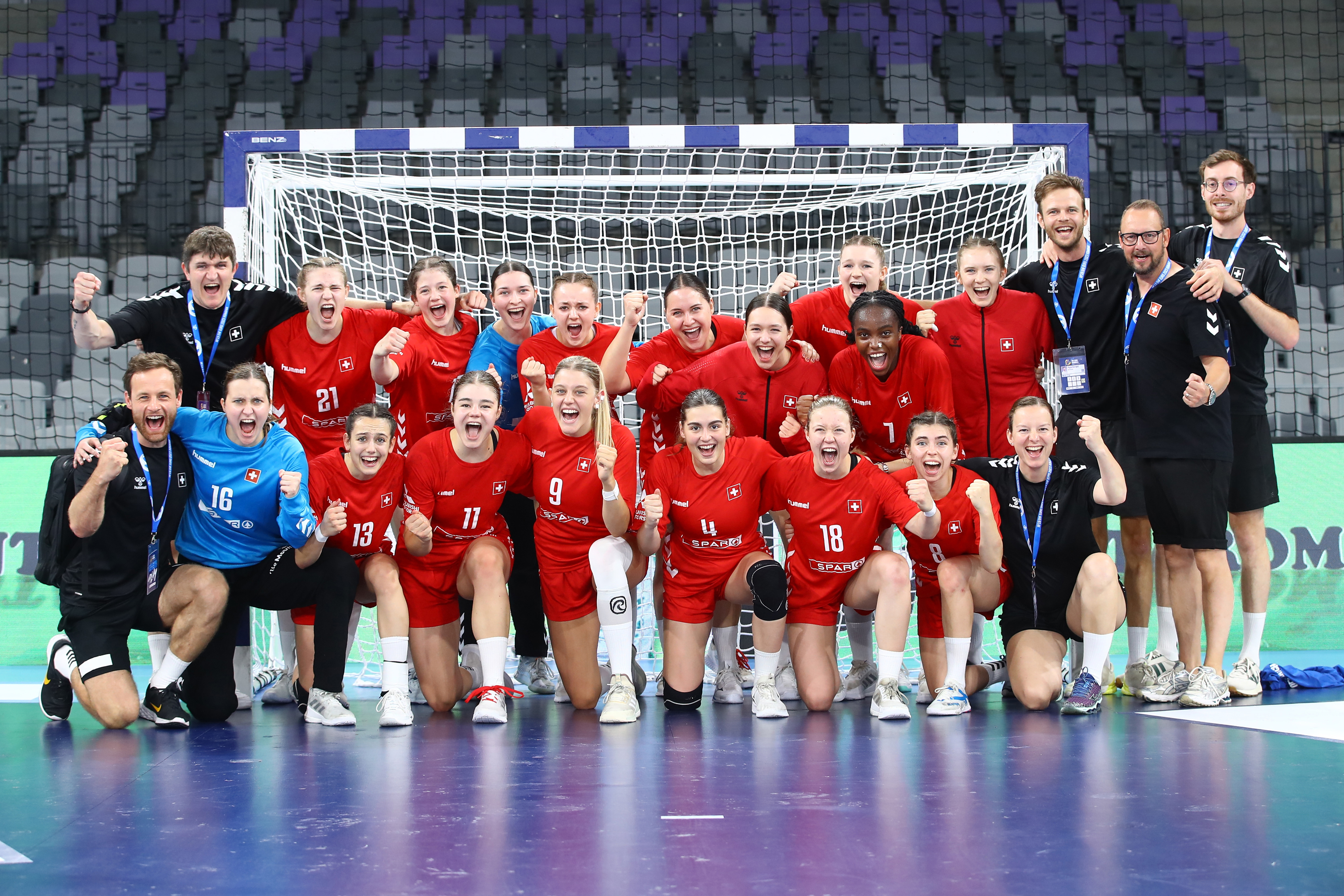 U19-Schweizerinnen jubeln nach Sieg gegen Kroatien