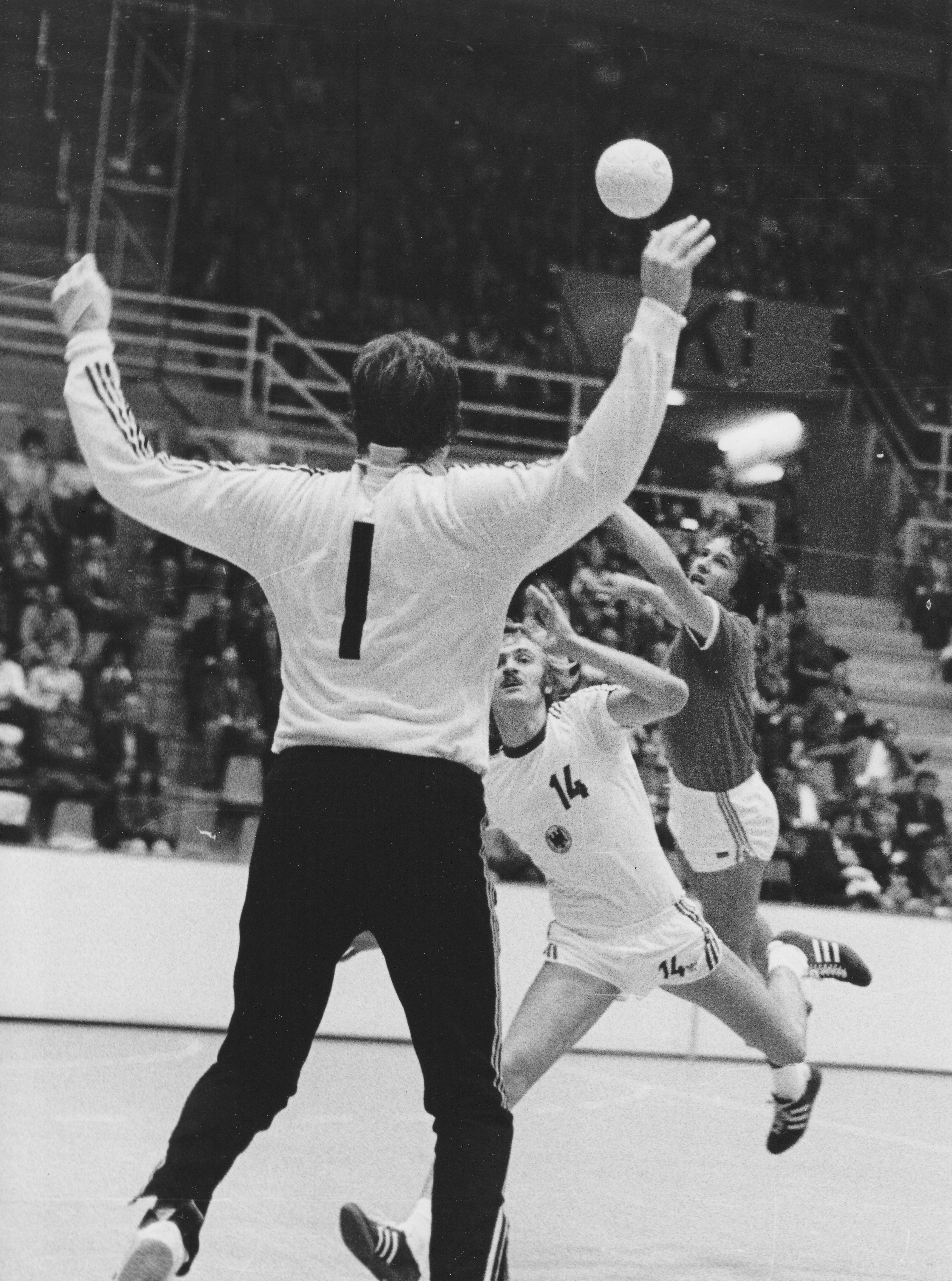 1975-09-26 SUI-BRD 12-19 Basel St. Jakob - Eckmann.jpg