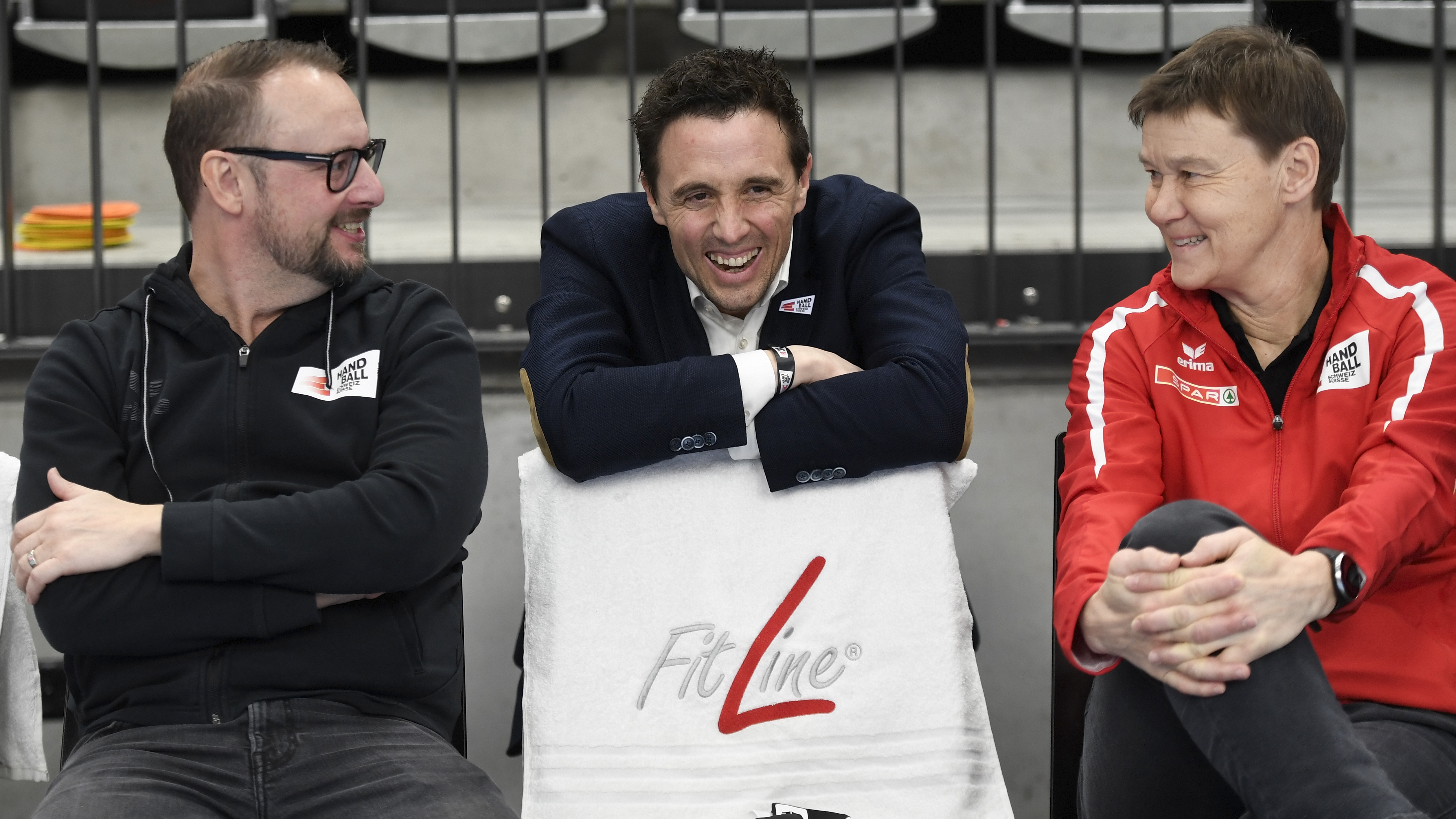 Martin Albertsen, Pascal Jenny und Vroni Keller im Gespräch vor dem Spiel