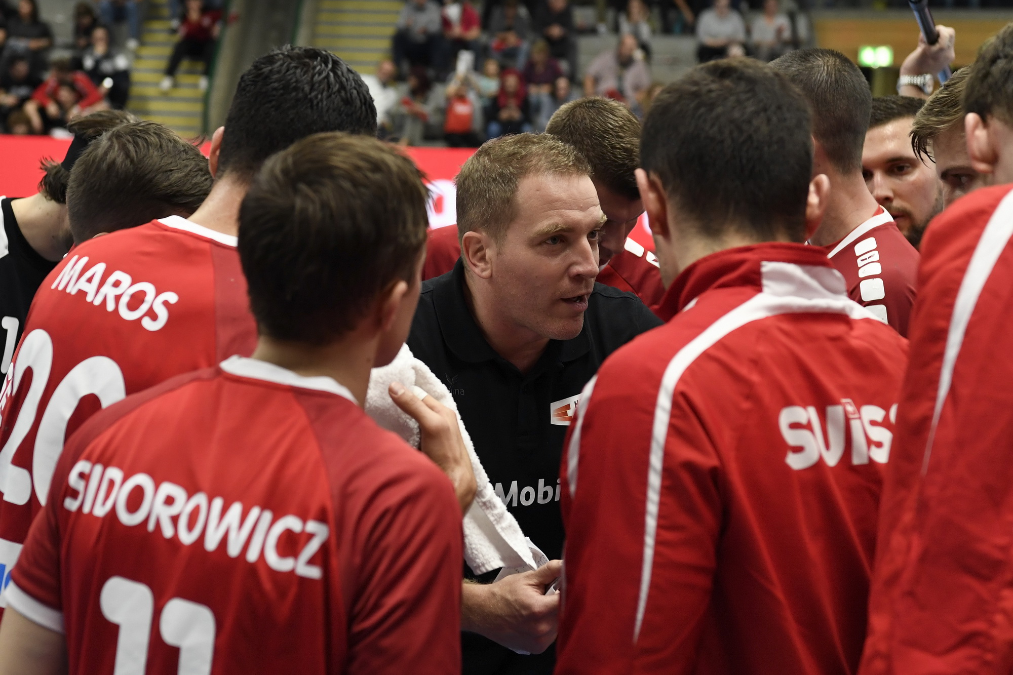 Nationaltrainer Michael Suter spricht im Time-out zur Mannschaft. (Alexander Wagner, 26.10.2019)