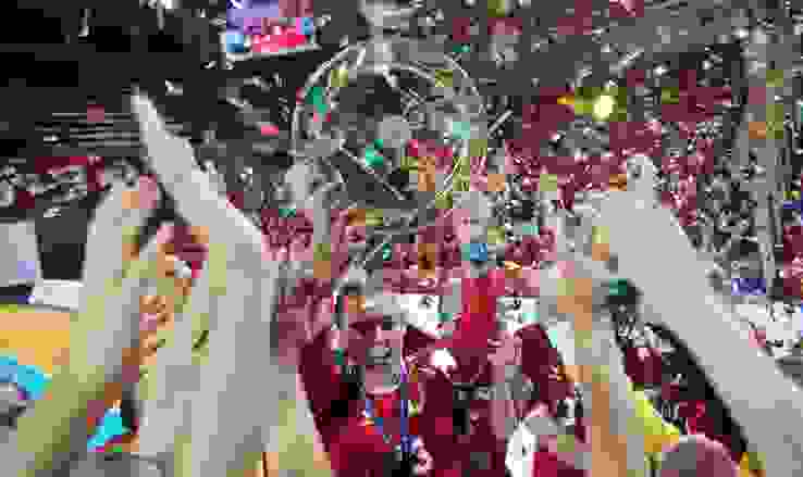 Celia Heinzer Mit Der Schale Der EHF Championship Celia Heinzer Mit Der Schale Der EHF Championship