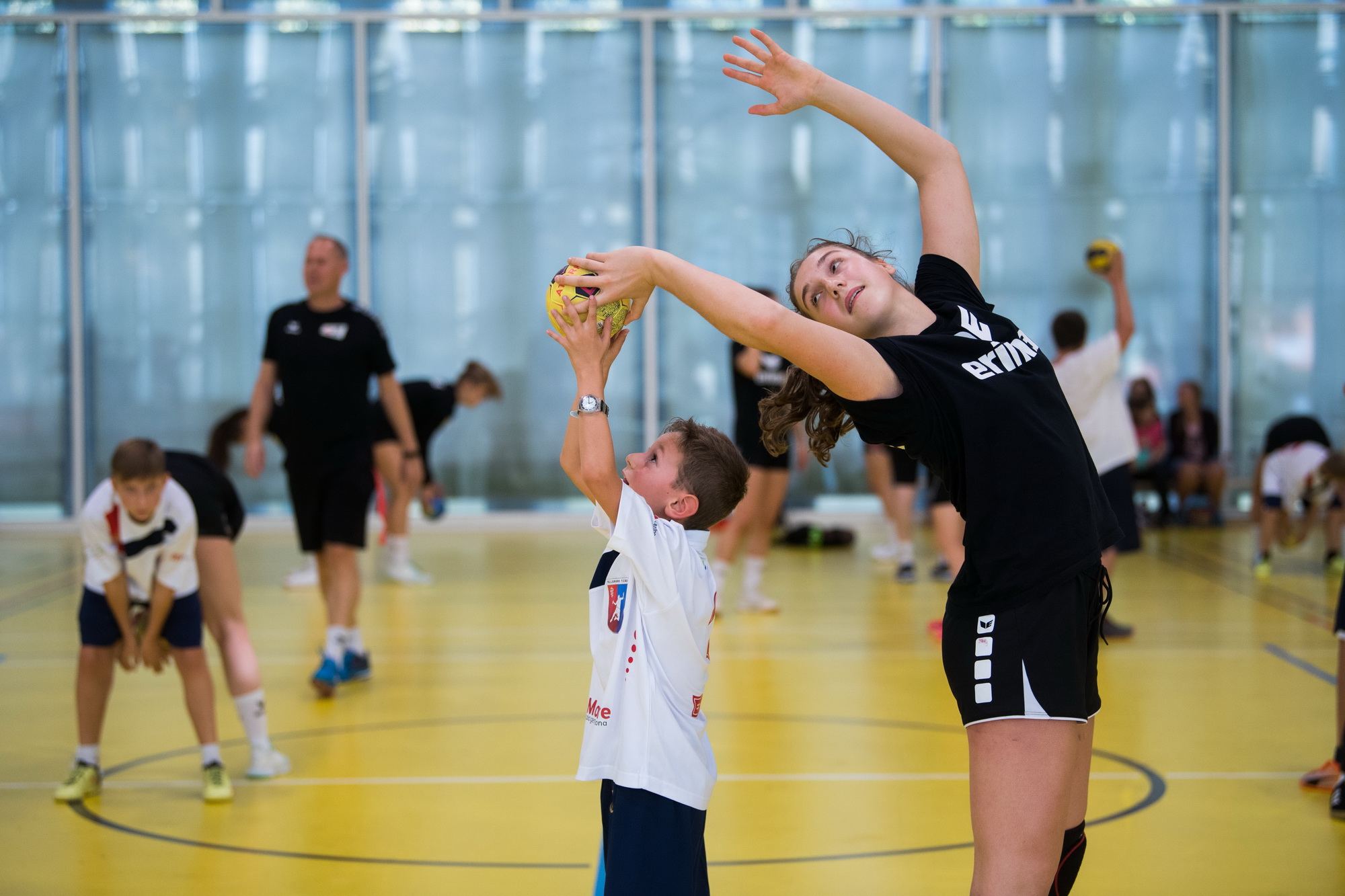 U18-Nationalmannschaft und Pallamano Ticino (1). (@Ti-Press /Samuel Golay)