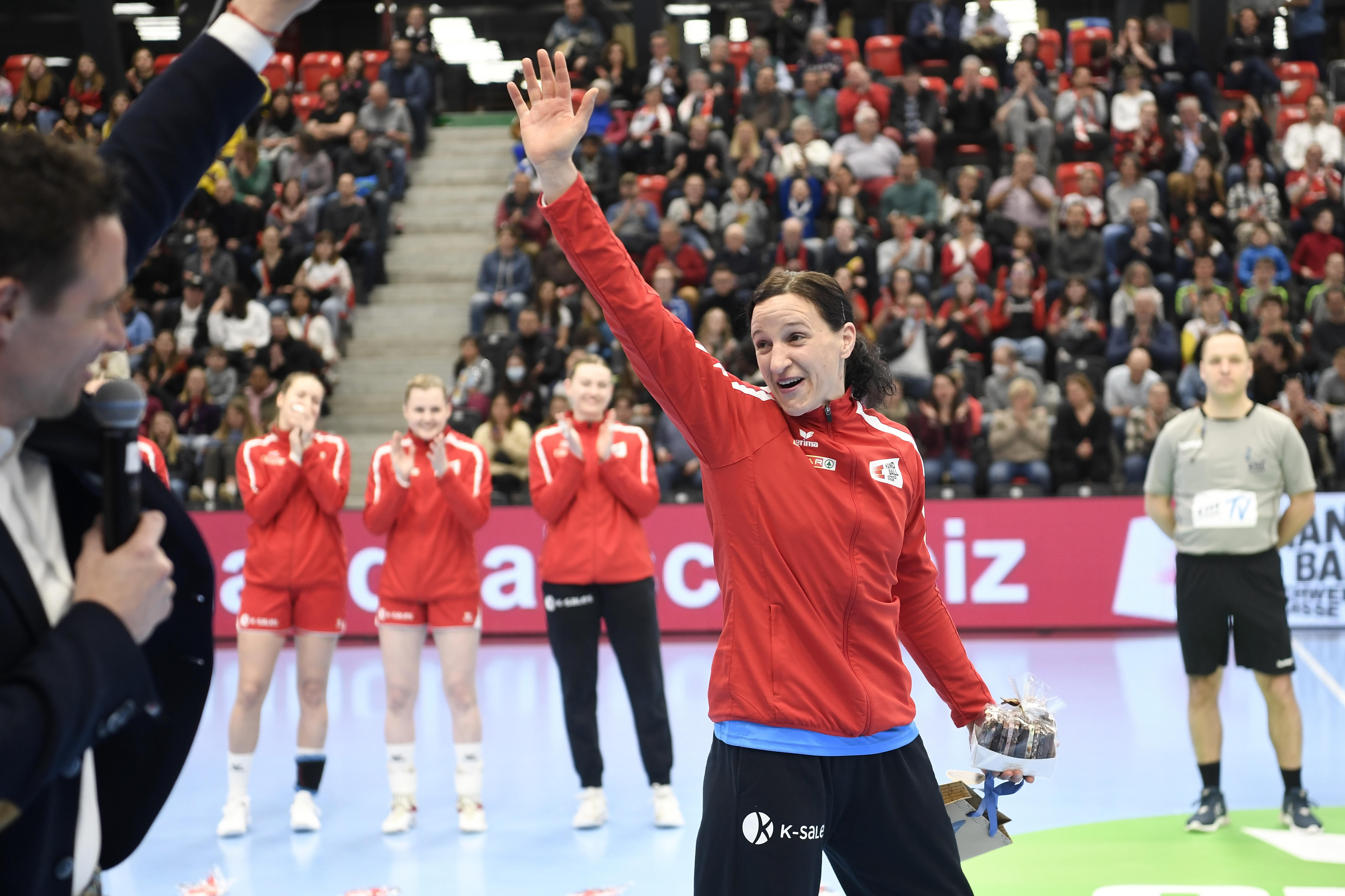 Manuela Brütsch wird vor Spielbeginn geehrt