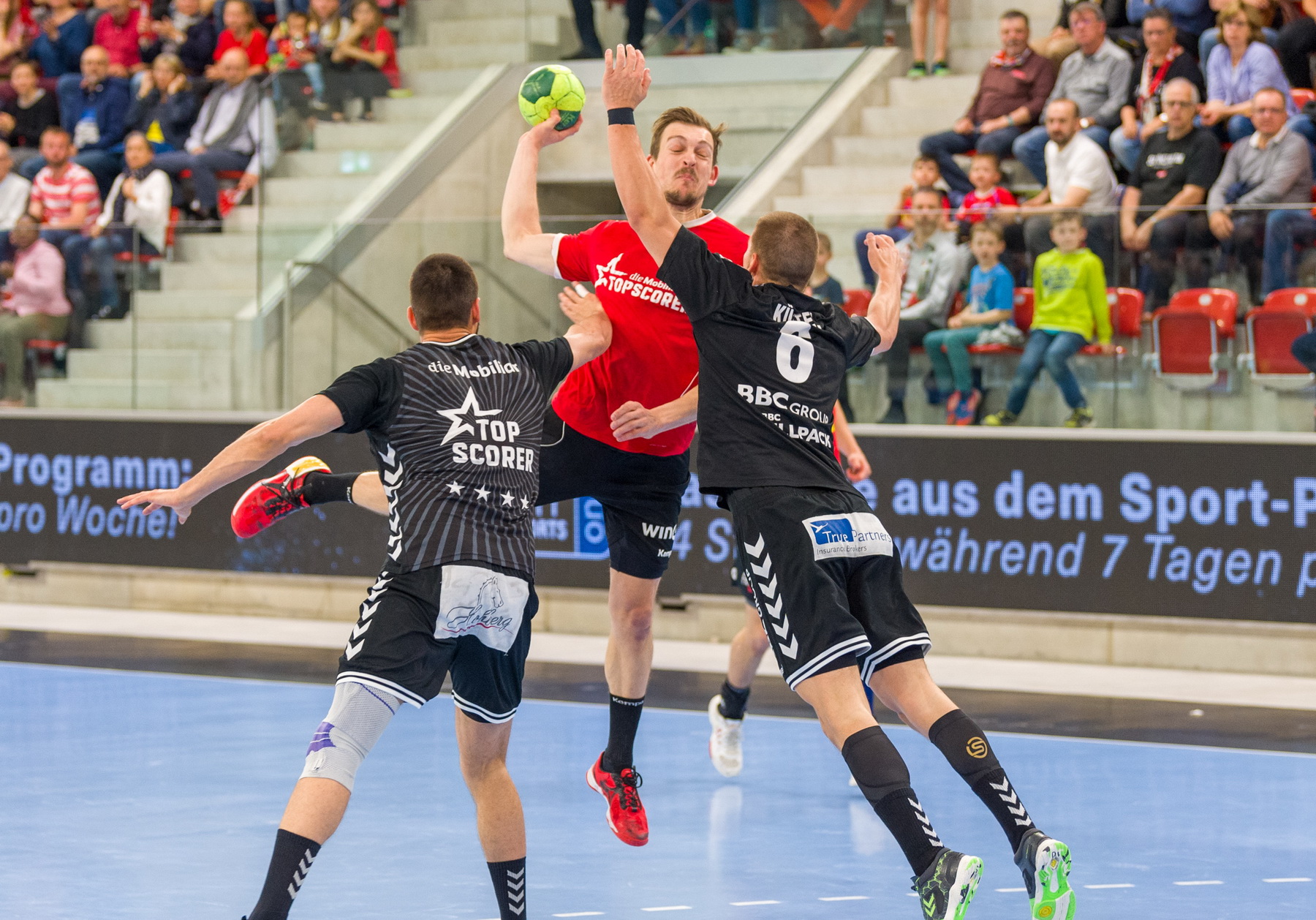 Marvin Lier und Pfadi suchen die Lücke in der Kadetten-Deckung