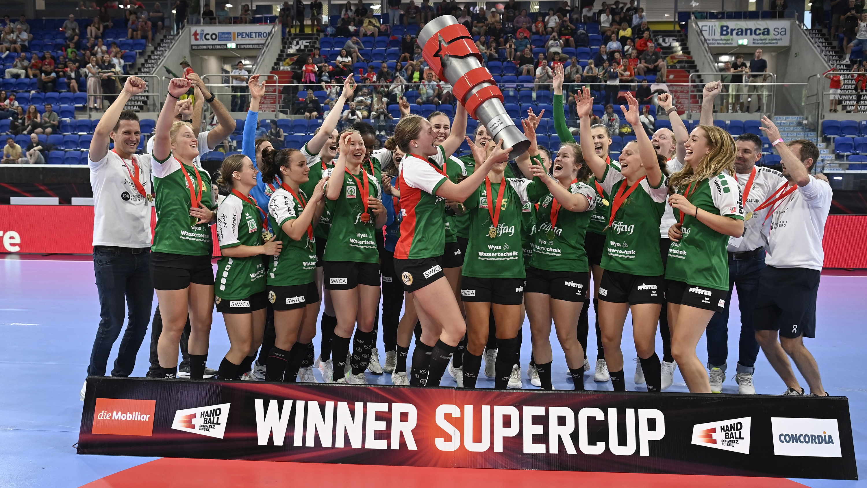 Der LC Brühl jubelt über den Supercup-Titel 2024 in Ambri