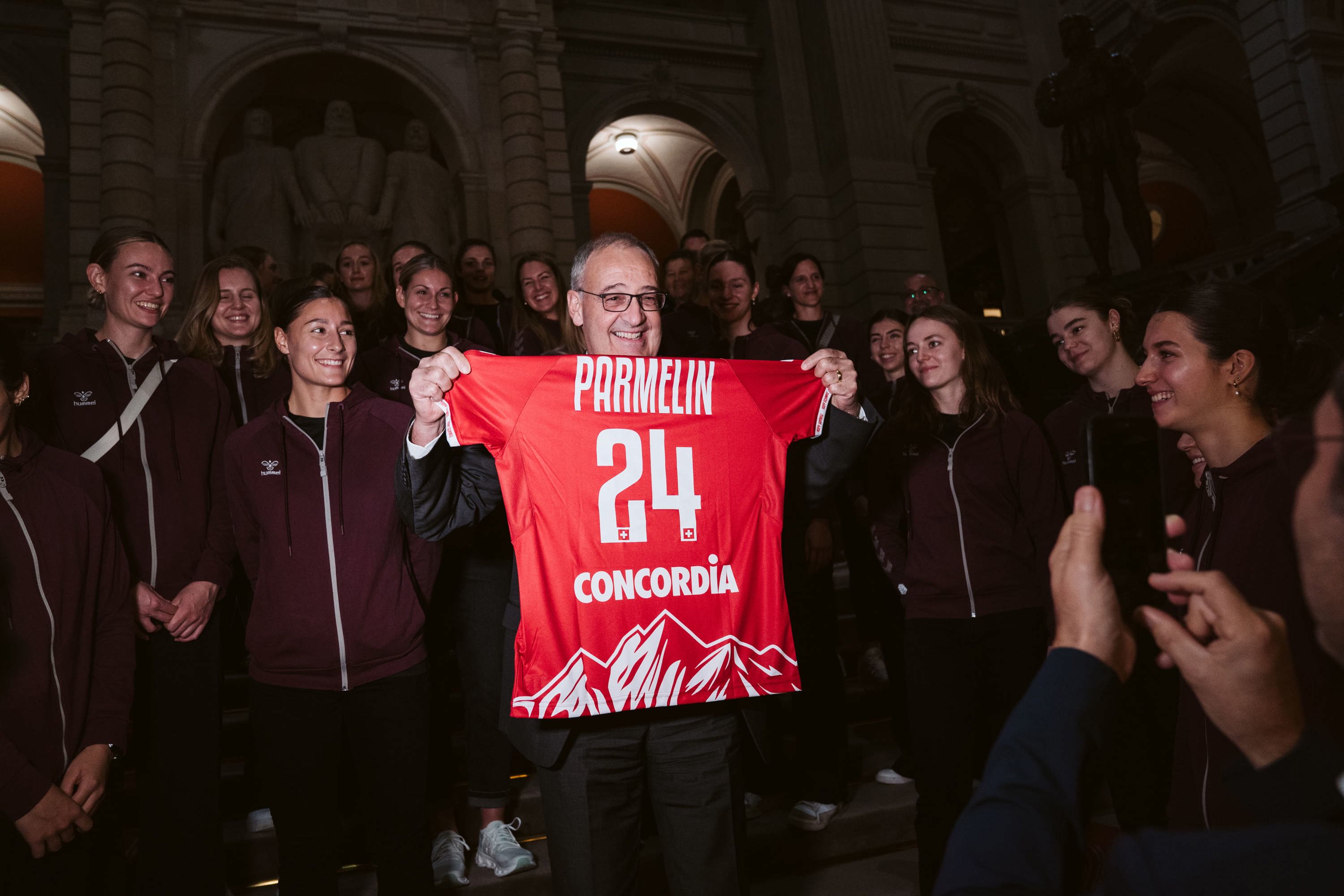 Frauen-Nati mit Bundesrat Guy Parmelin