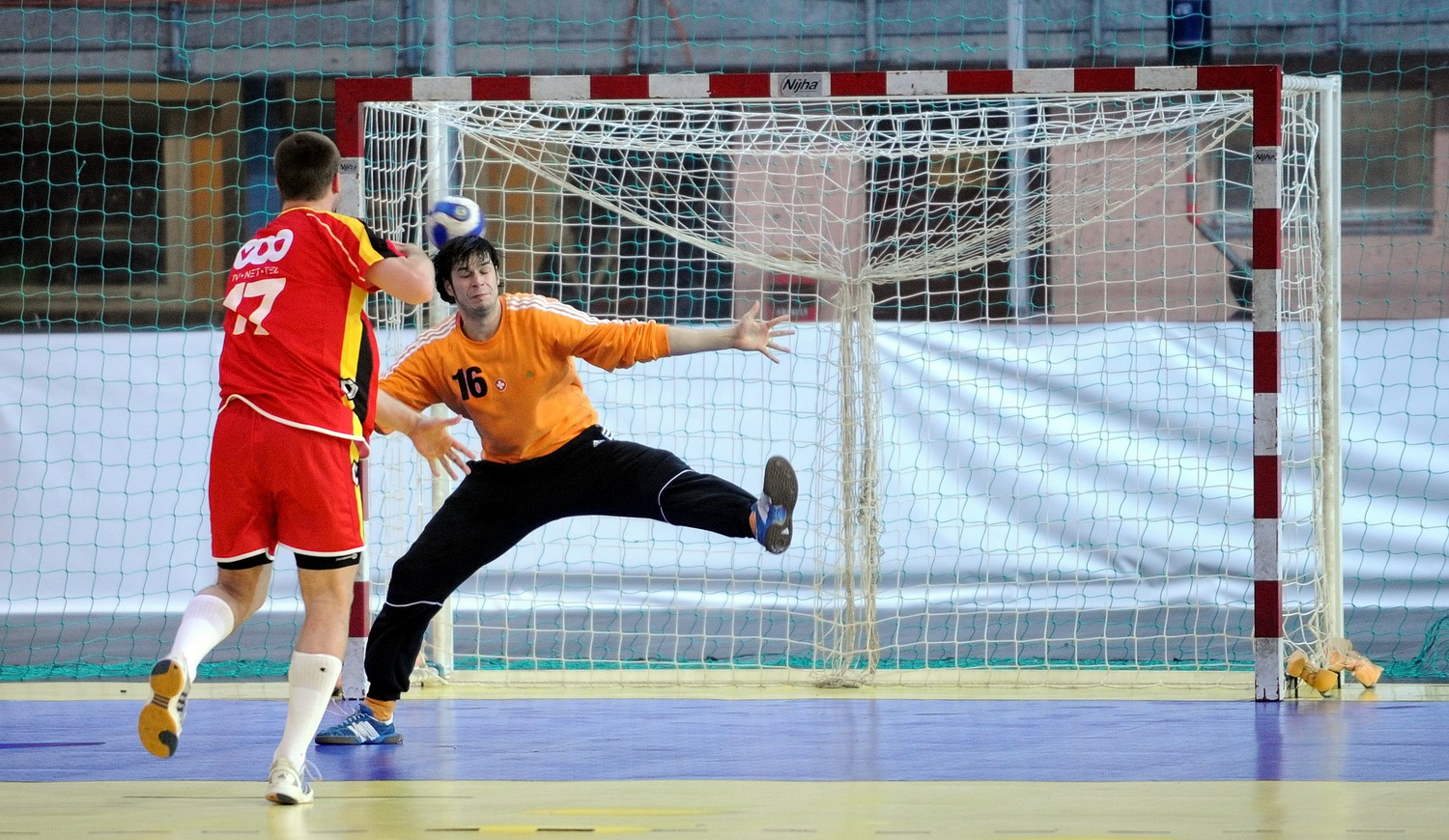 2008-01-03 SUI-BEL 44-31 WM-Quali Arosa Icehockeyhalle Stauber 073.jpg