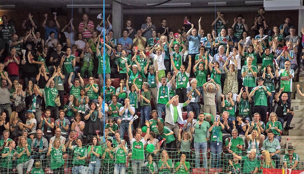 Die Fans von Wacker Thun im Playoff-Final 2018 in der Zielbau-Arena in Winterthur. (Bild: Wacker Thun)