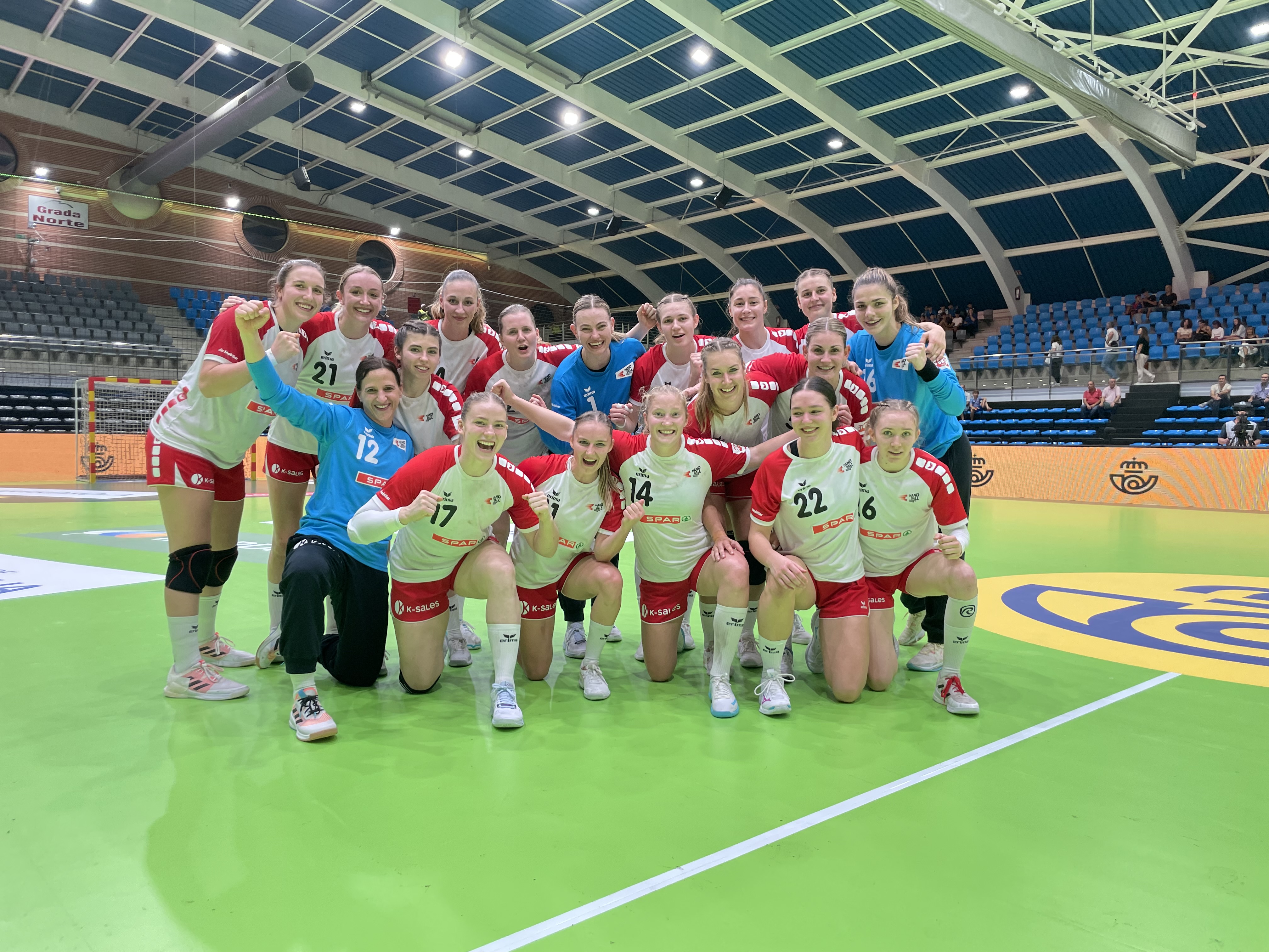 Nach dem Auftaktsieg gegen Ägypten darf das Siegerinnen-Foto nicht fehlen