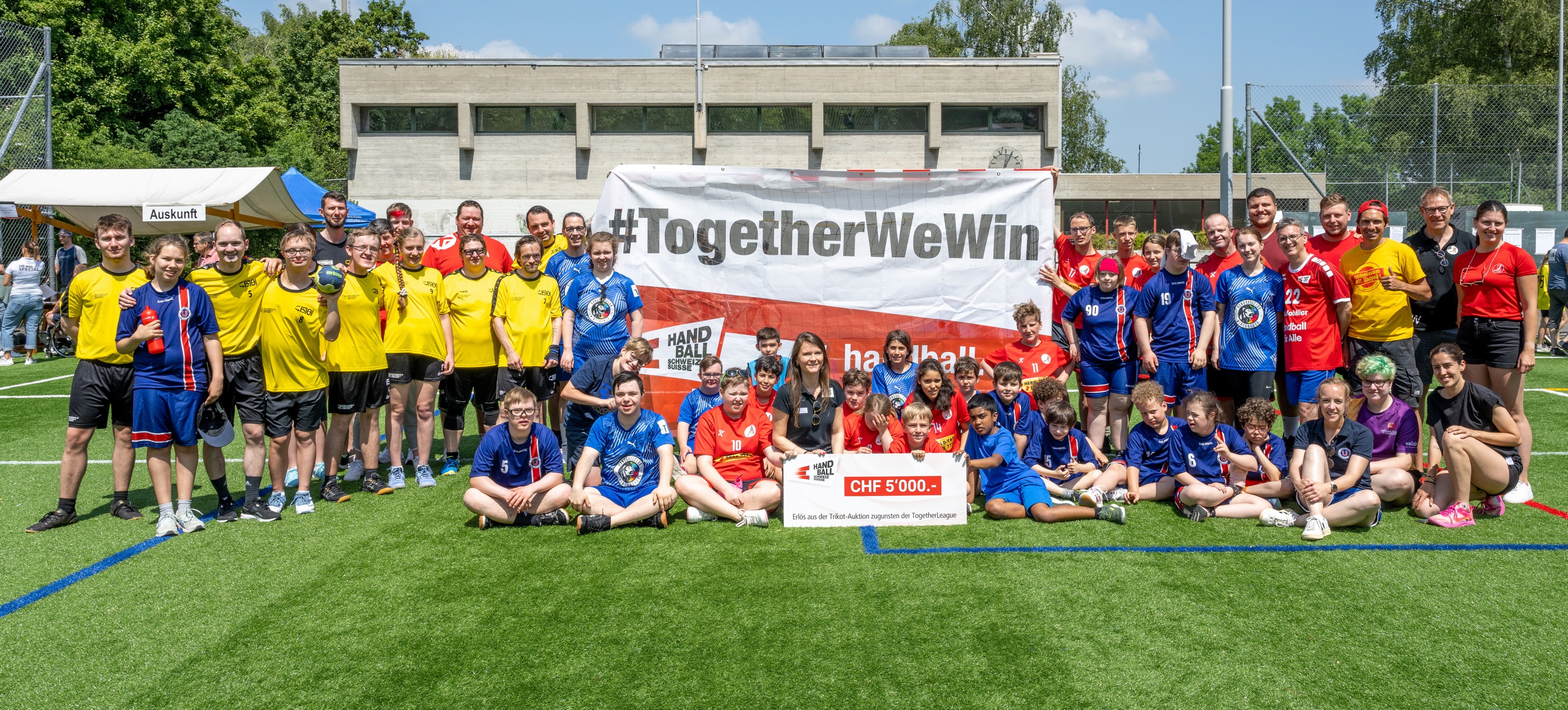 Together League Scheck Übergabe