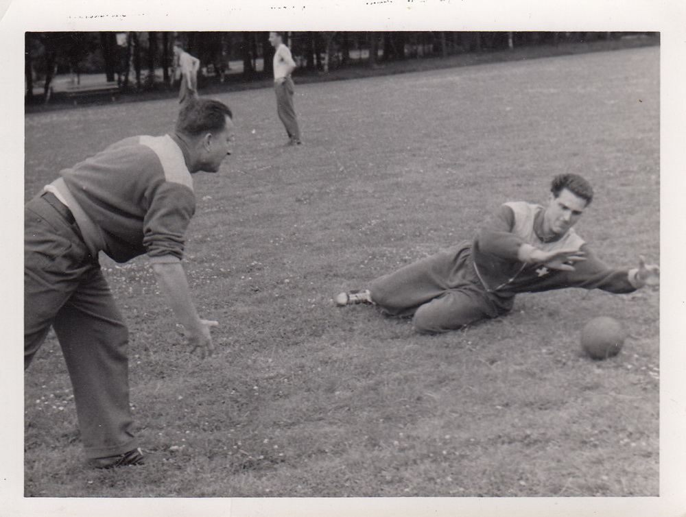 1955 07 10 WM Torhüter Burger Charly 2