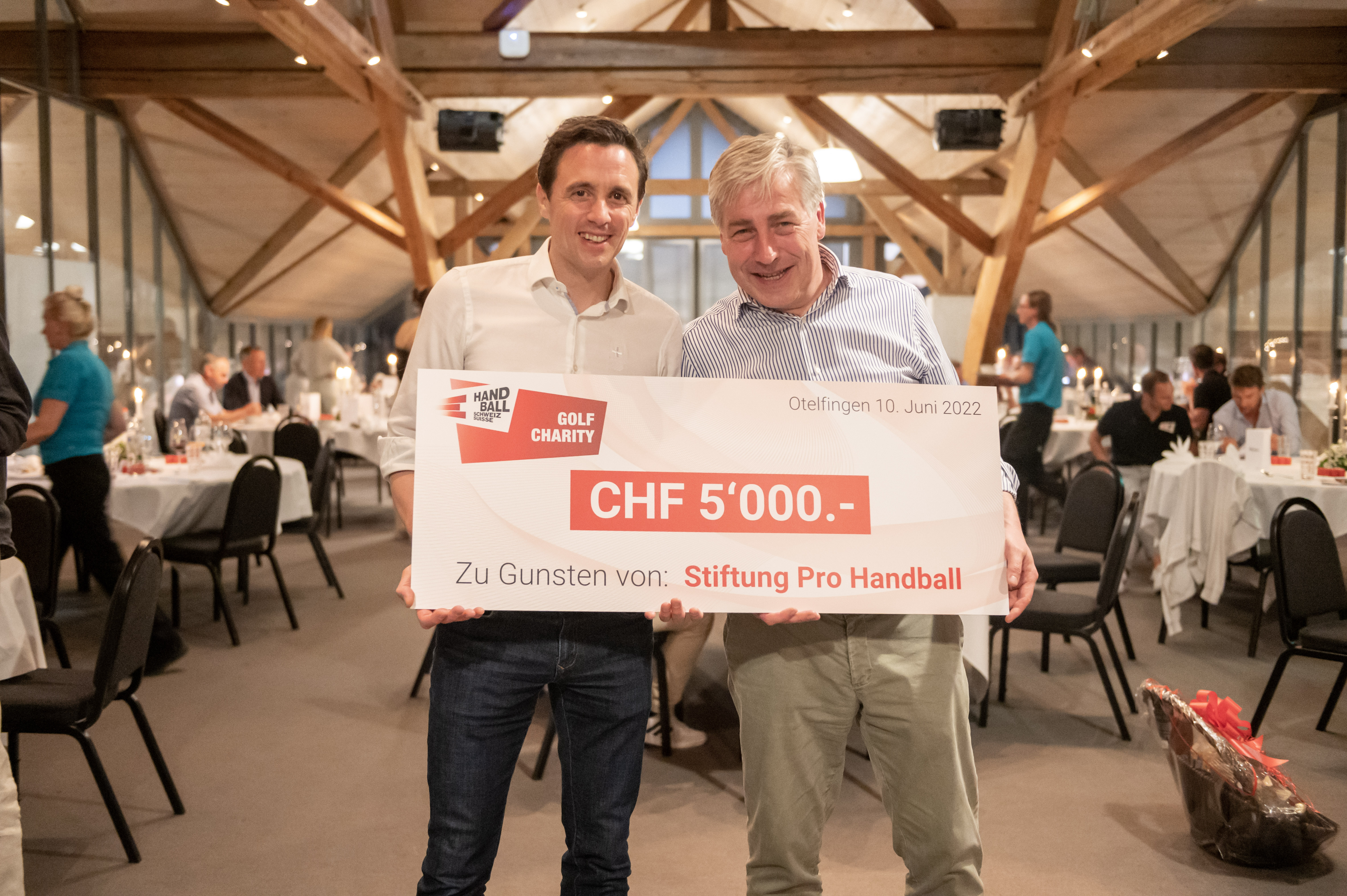 Klaus Wellershoff nimmt den Check von 5000 Franken - überreicht von Pascal Jenny - in Empfang