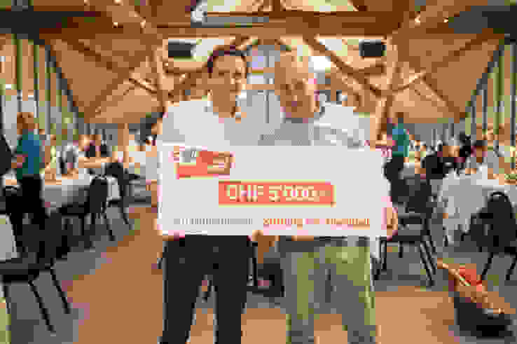 Klaus Wellershoff nimmt den Check von 5000 Franken - überreicht von Pascal Jenny - in Empfang Klaus Wellershoff nimmt den Check von 5000 Franken - überreicht von Pascal Jenny - in Empfang