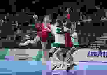 Charlotte Kähr (l.) im Angriff Charlotte Kähr (l.) im Angriff