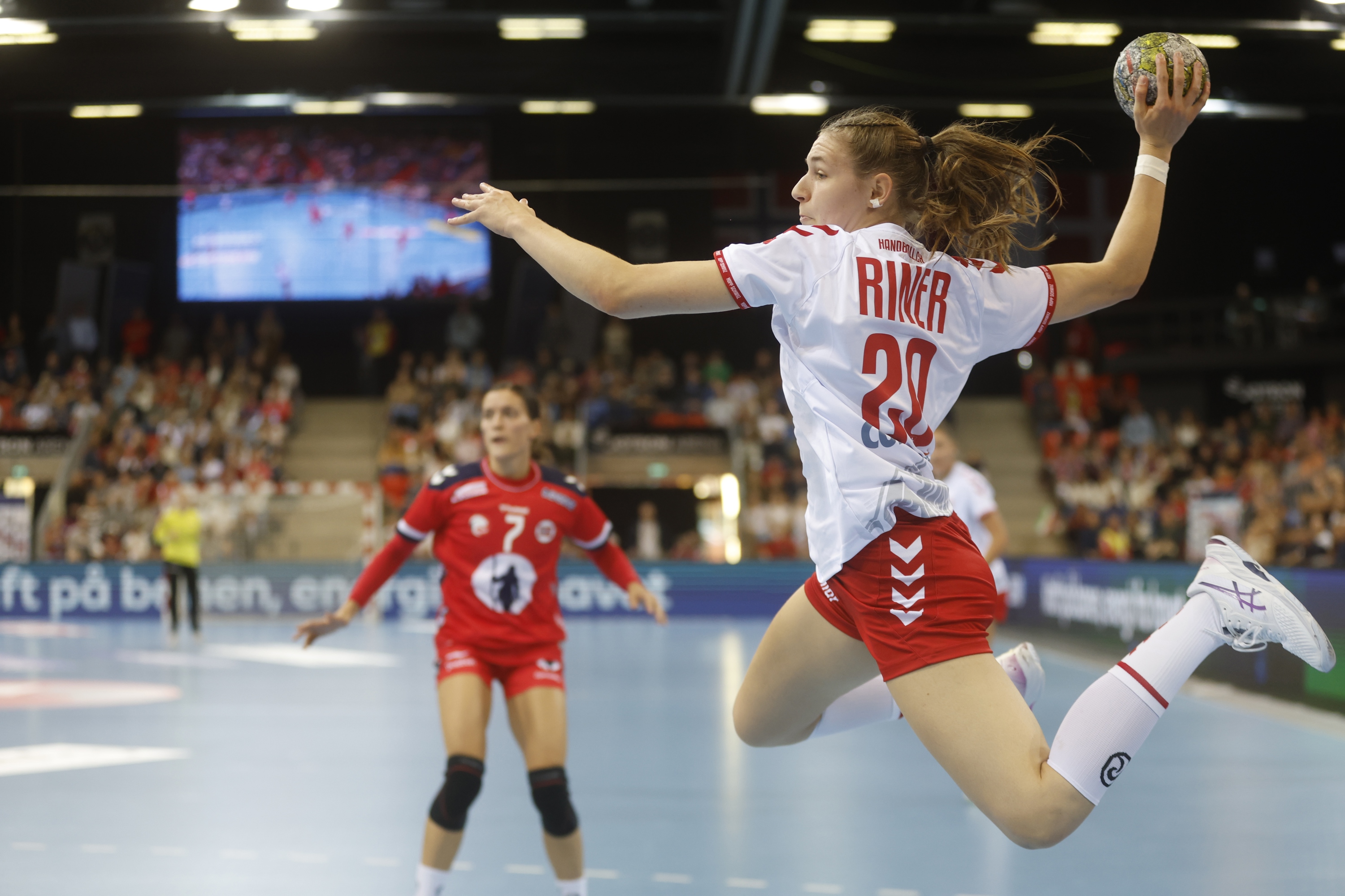 Alessia Riner fliegt in Larvik durch die Luft