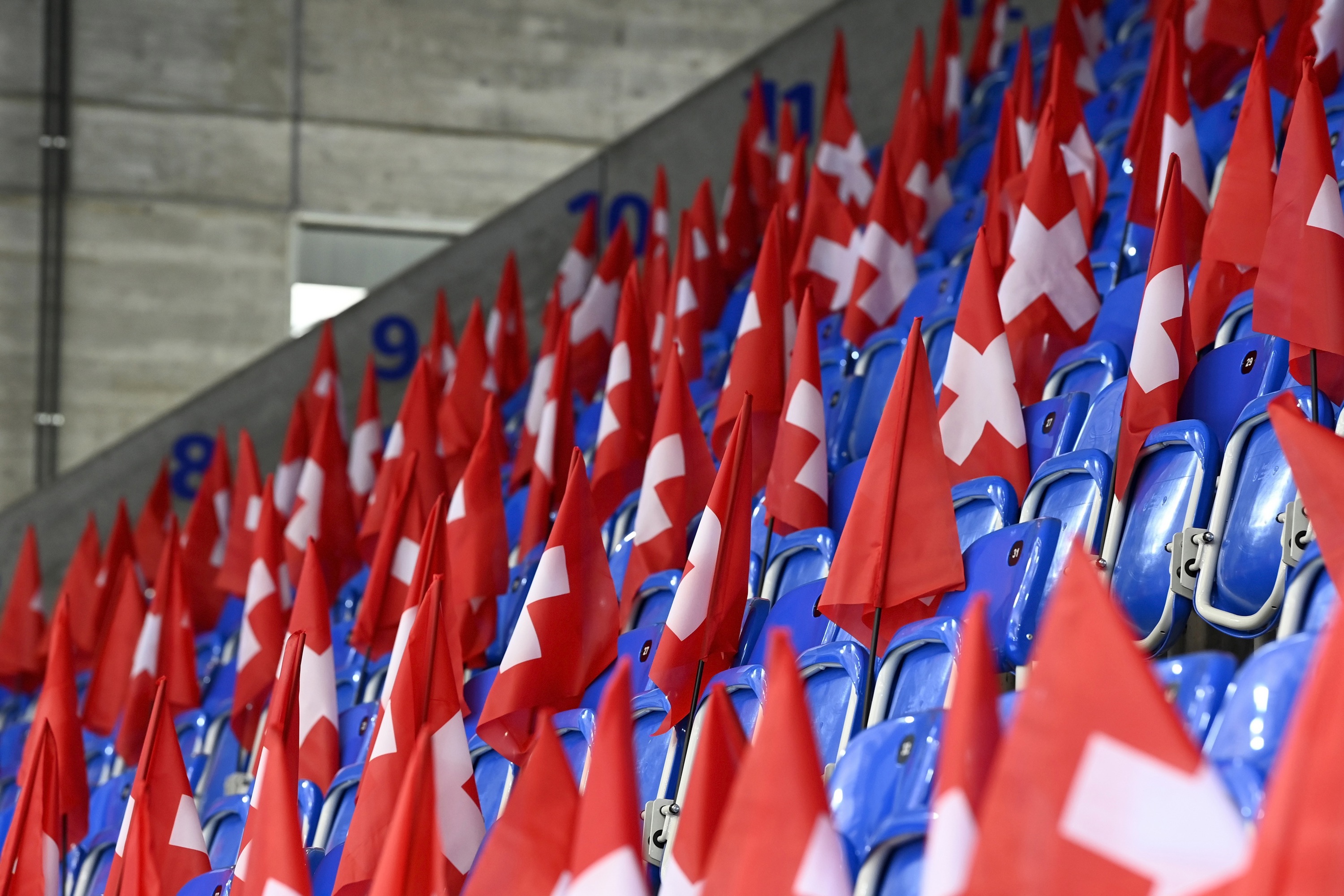 Symbolbild Schweizer Fahnen Alex Wagner 2024