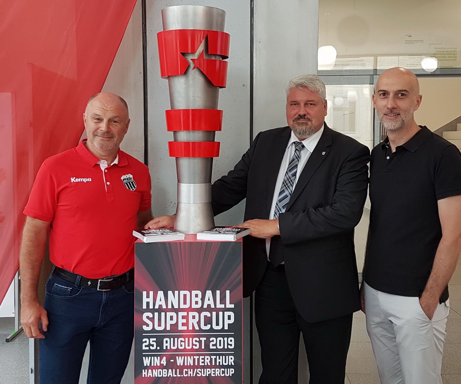 Michael Künzle (Mitte) Stadtpräsident von Winterthur, nahm den Supercup-Pokal im Stadthaus im Beisein von Jürgen Krucker (rechts, SHV-CEO) und Jürg Hofmann (links, Pfadi Winterthur) in Empfang.