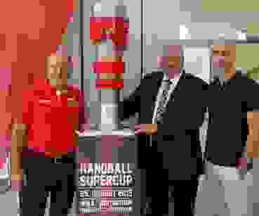 Michael Künzle (Mitte) Stadtpräsident von Winterthur, nahm den Supercup-Pokal im Stadthaus im Beisein von Jürgen Krucker (rechts, SHV-CEO) und Jürg Hofmann (links, Pfadi Winterthur) in Empfang.