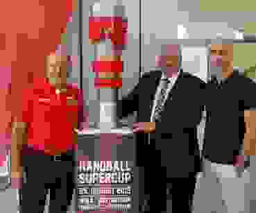 Michael Künzle (Mitte) Stadtpräsident von Winterthur, nahm den Supercup-Pokal im Stadthaus im Beisein von Jürgen Krucker (rechts, SHV-CEO) und Jürg Hofmann (links, Pfadi Winterthur) in Empfang. Michael Künzle (Mitte) Stadtpräsident von Winterthur, nahm den Supercup-Pokal im Stadthaus im Beisein von Jürgen Krucker (rechts, SHV-CEO) und Jürg Hofmann (links, Pfadi Winterthur) in Empfang.